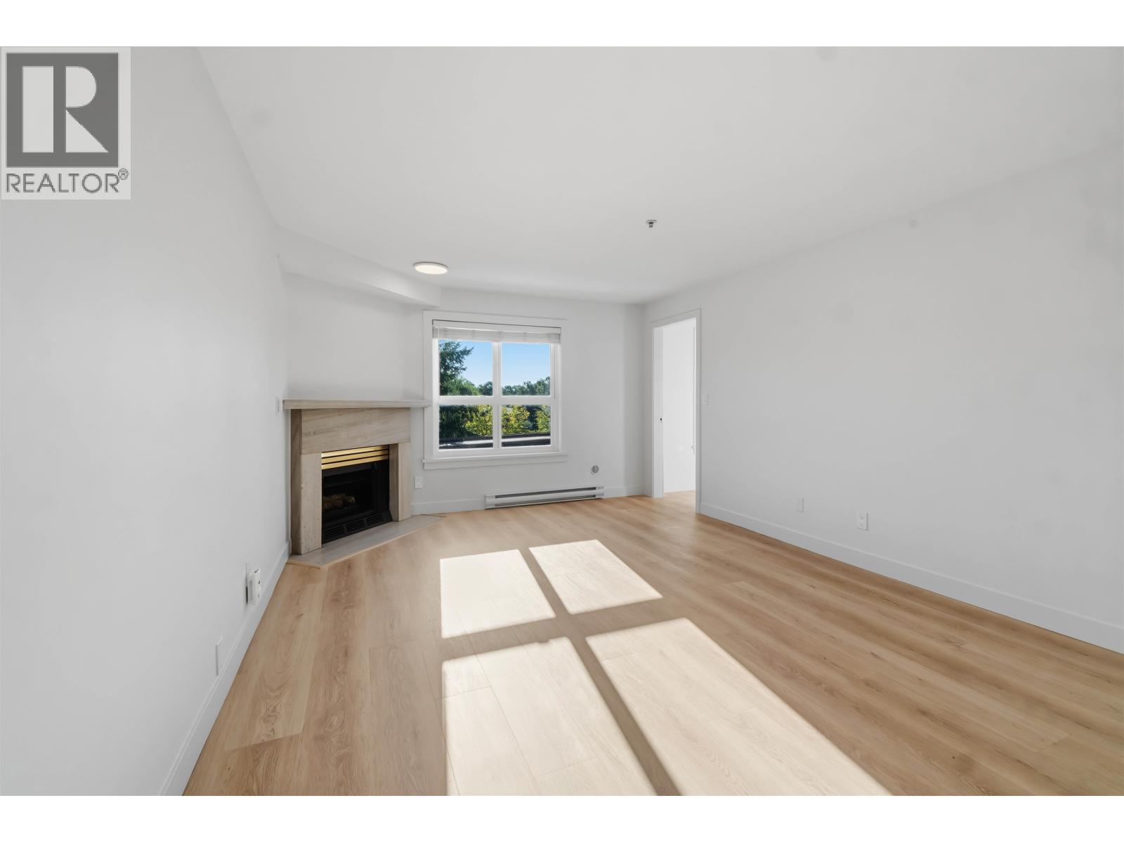 306 2928 Commercial Drive Property Photo 10