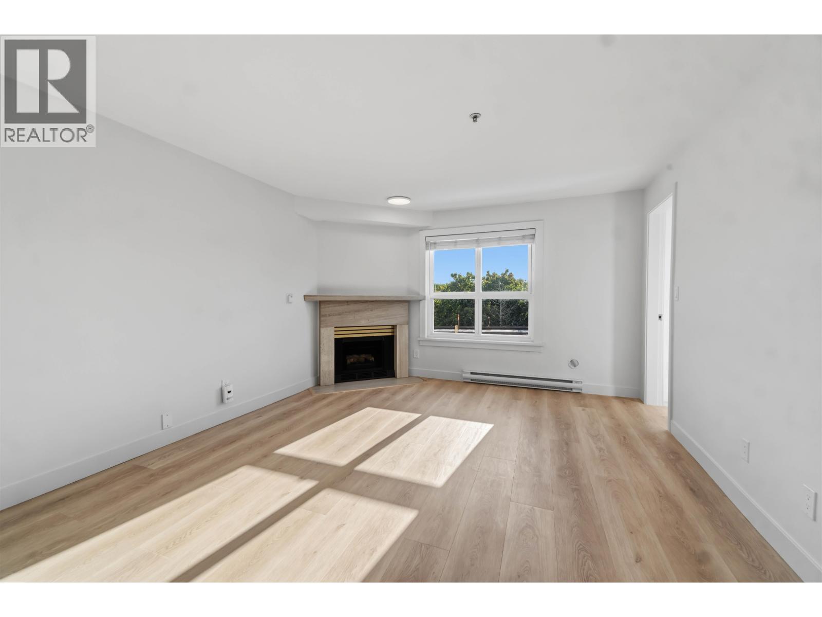 306 2928 Commercial Drive Property Photo 11