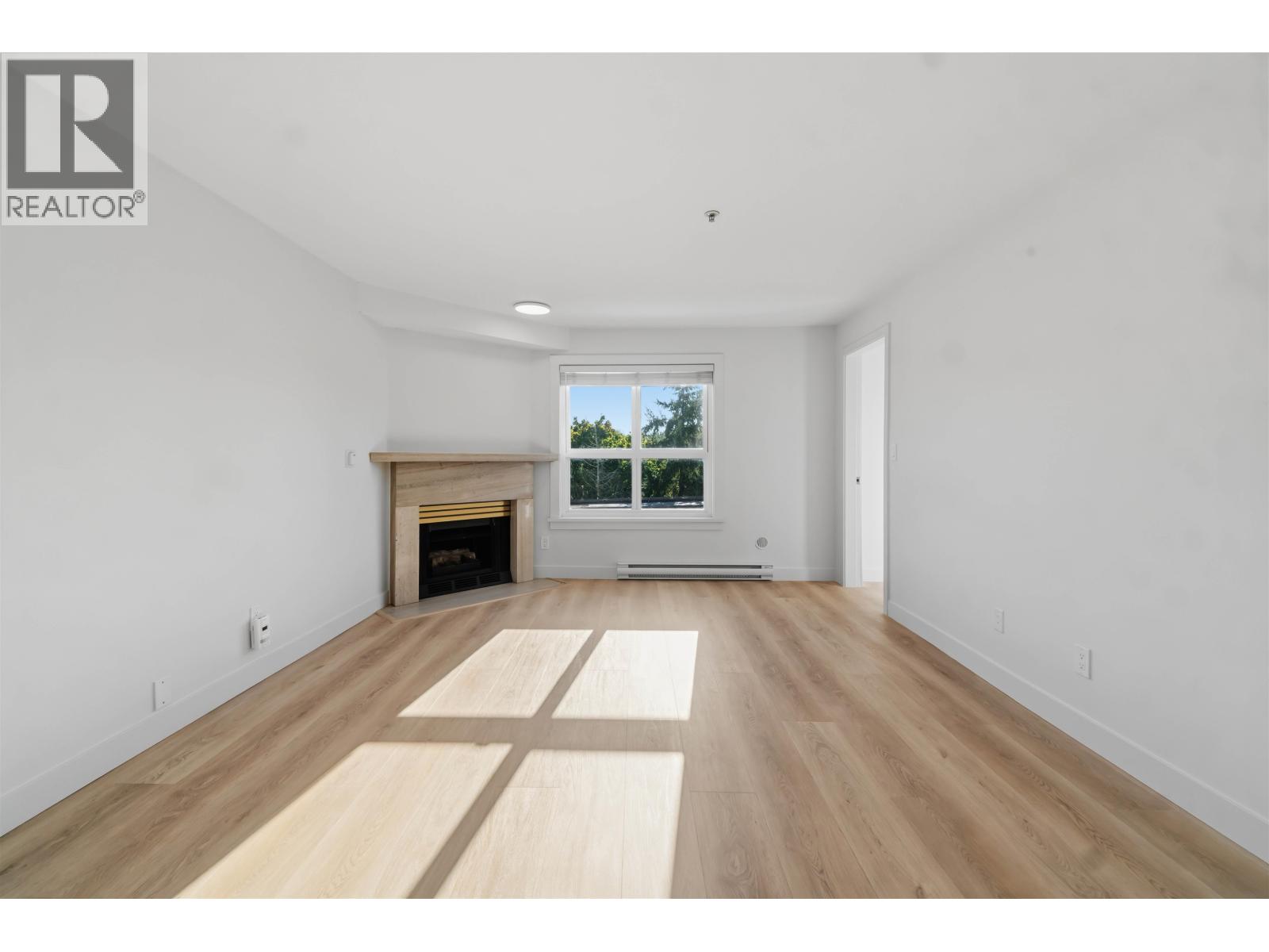 306 2928 Commercial Drive Property Photo 12
