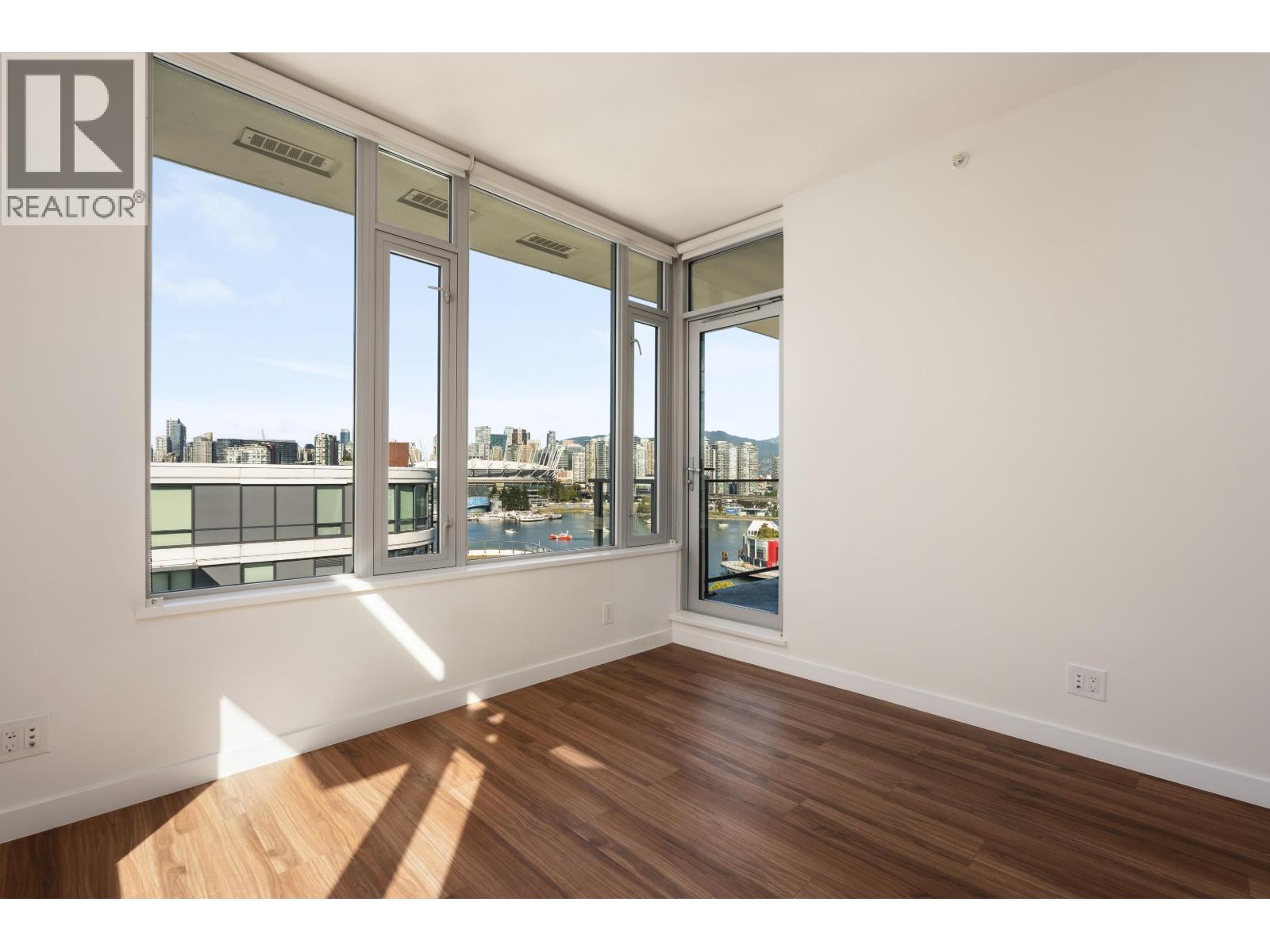 1408 1661 Quebec Street Property Photo 4