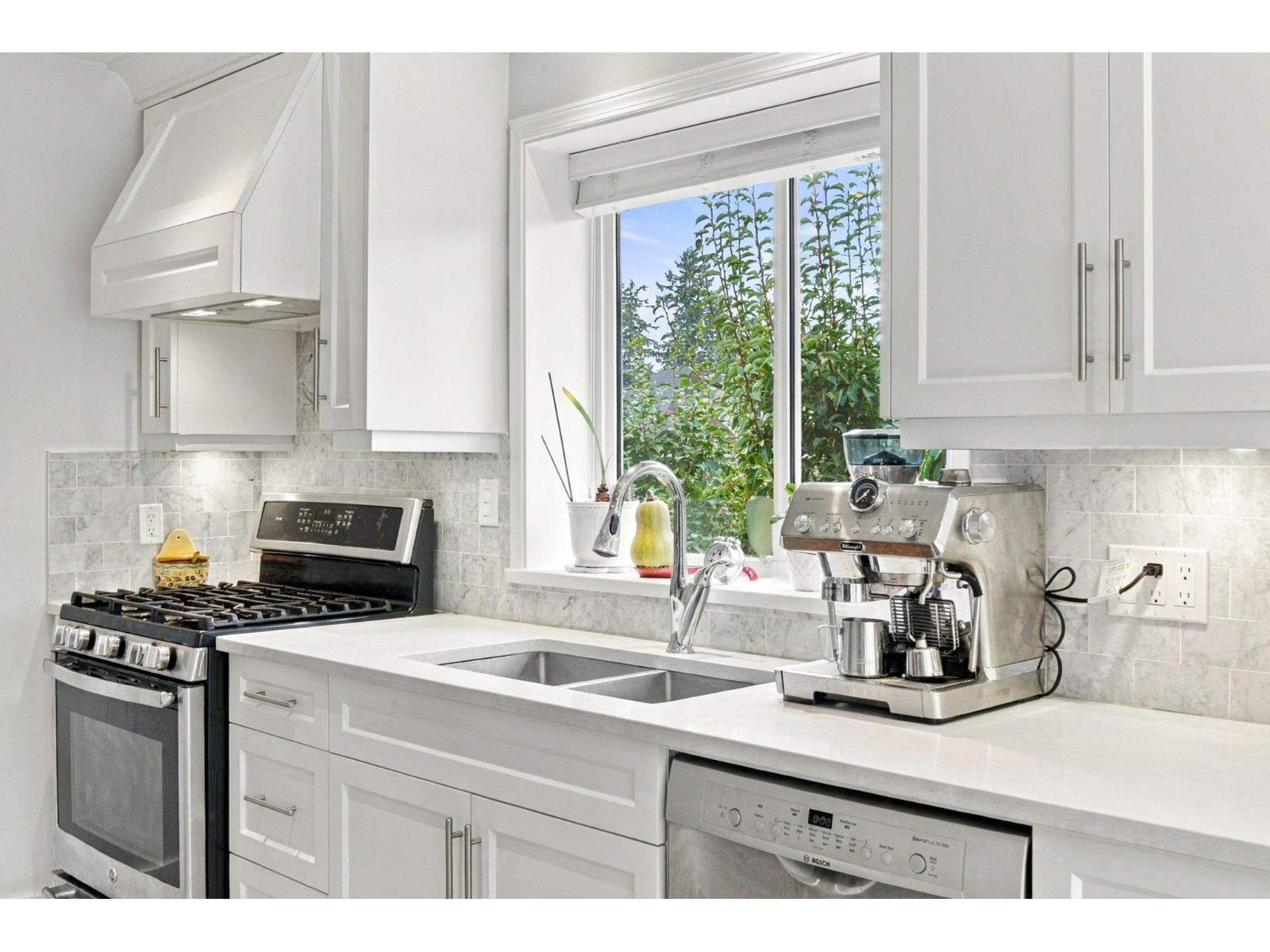 18707 60a Avenue Property Photo 9