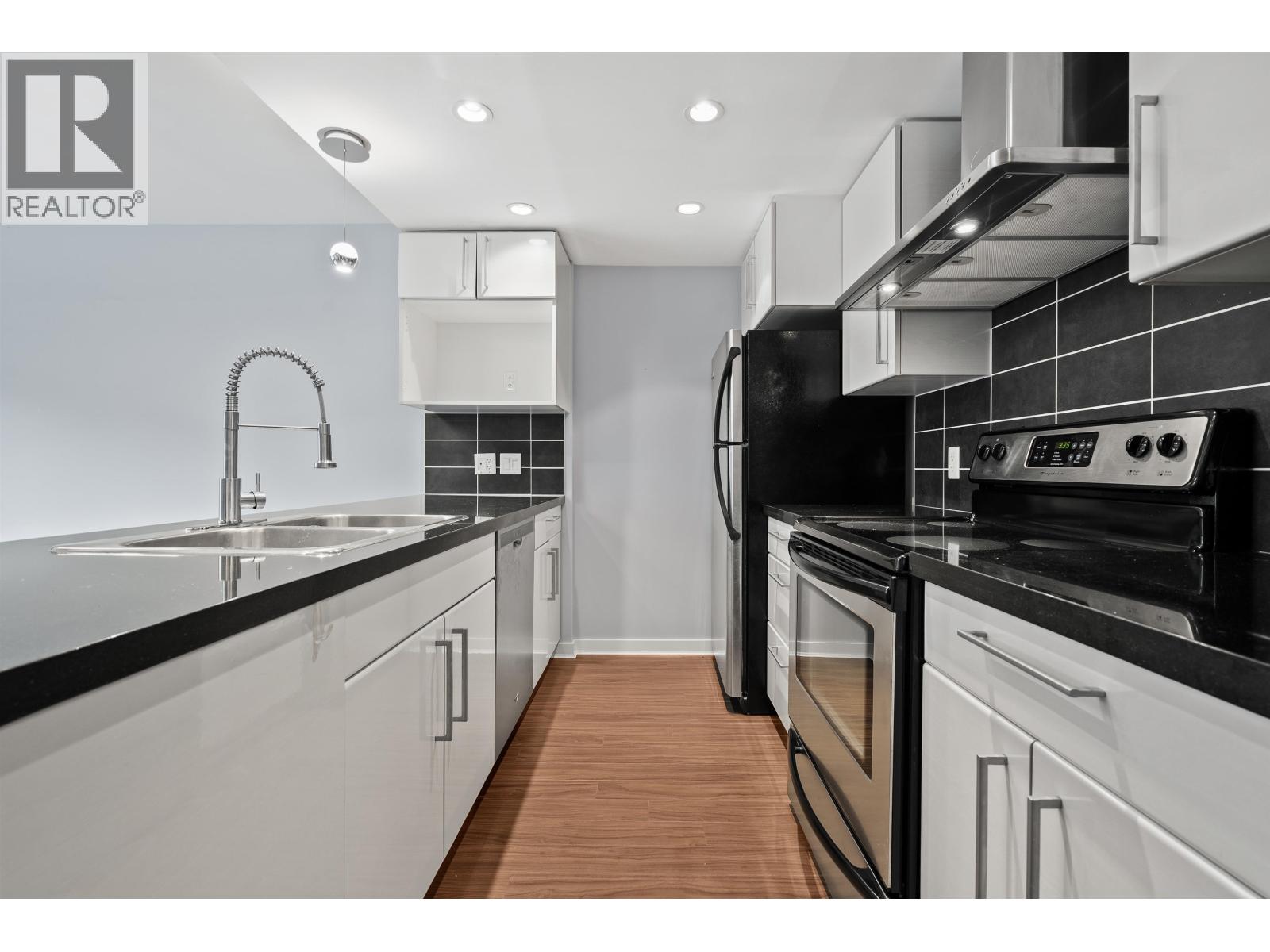 221 188 Keefer Place Property Photo 8