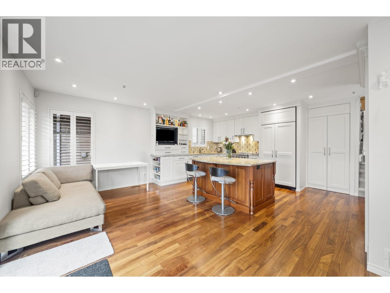 2408 Se Marine Drive Property Photo 4