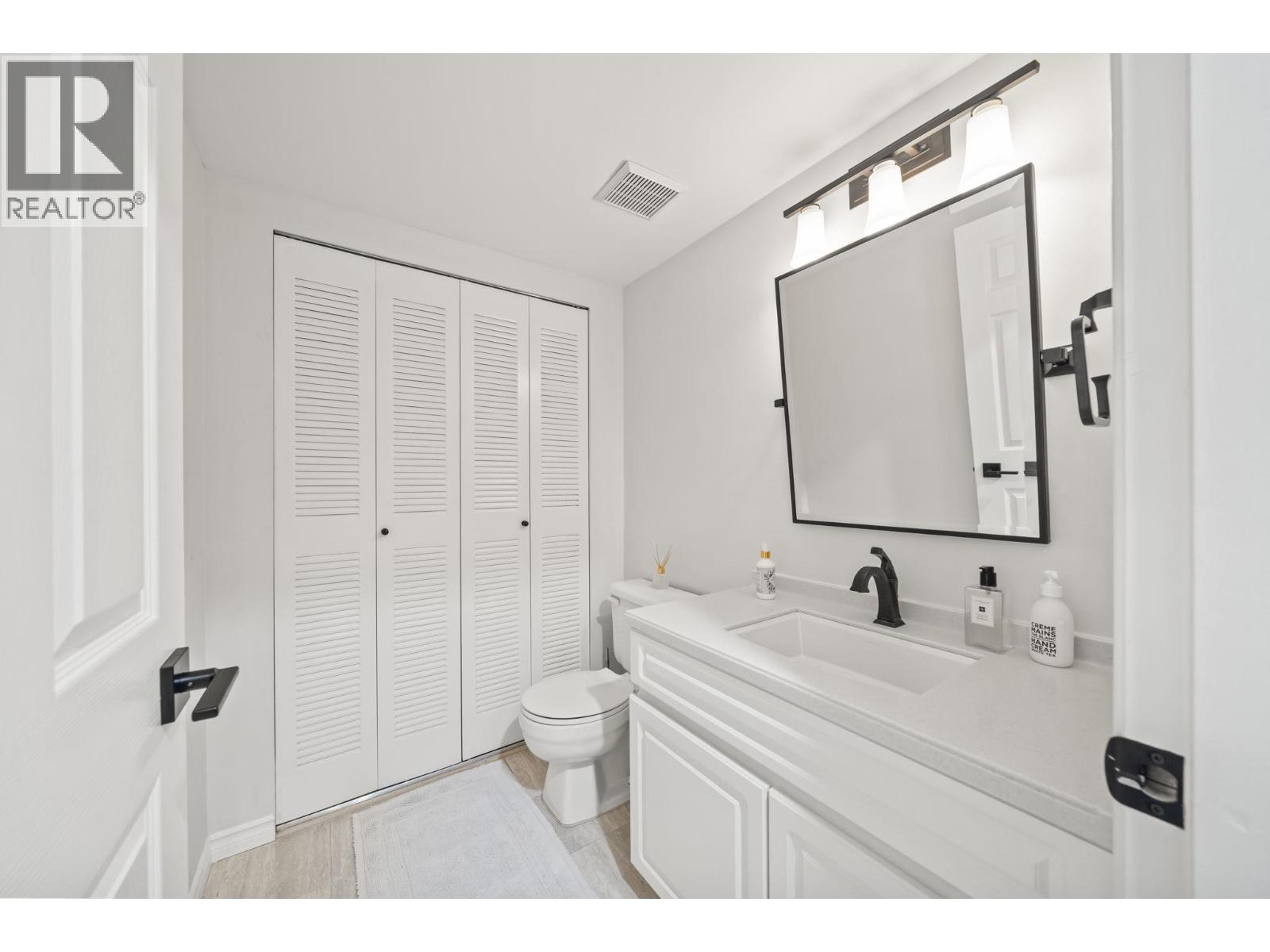 2408 Se Marine Drive Property Photo 22