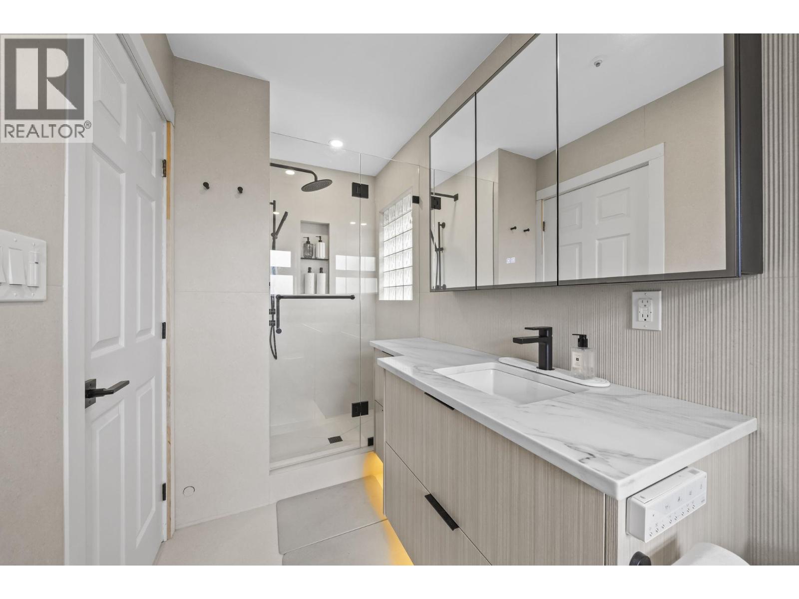 2408 Se Marine Drive Property Photo 30