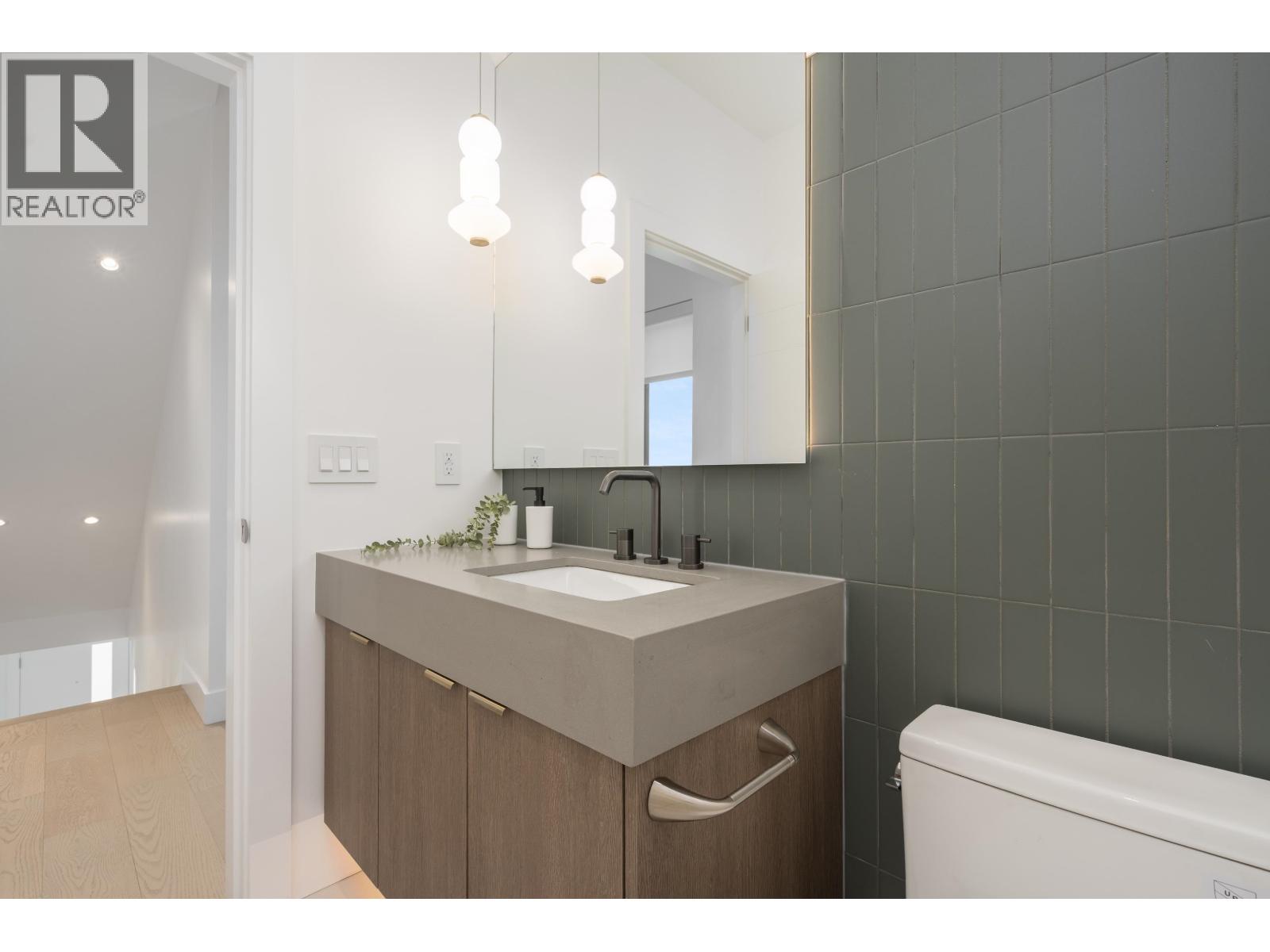 2 8483 16 Avenue Property Photo 13