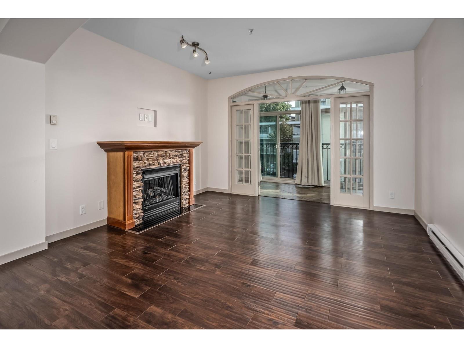207 33485 South Fraser Way Property Photo 4