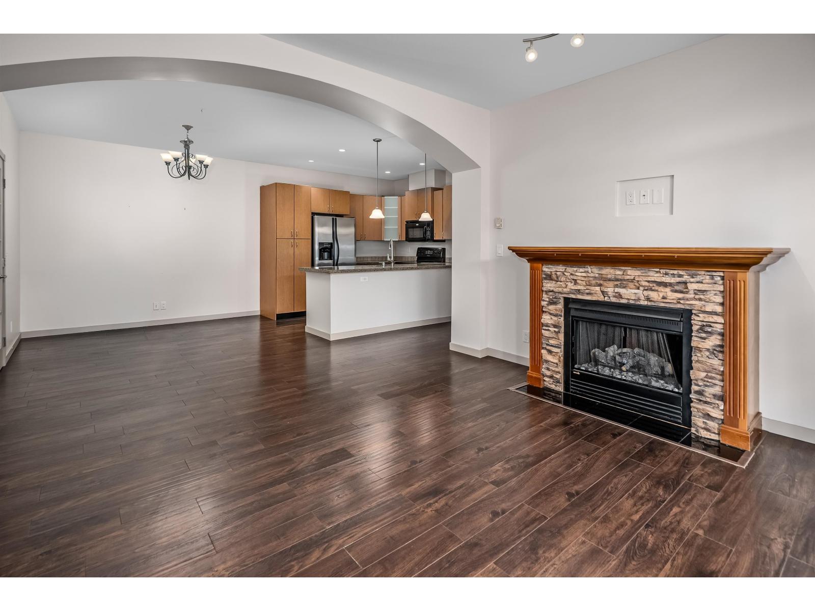207 33485 South Fraser Way Property Photo 11