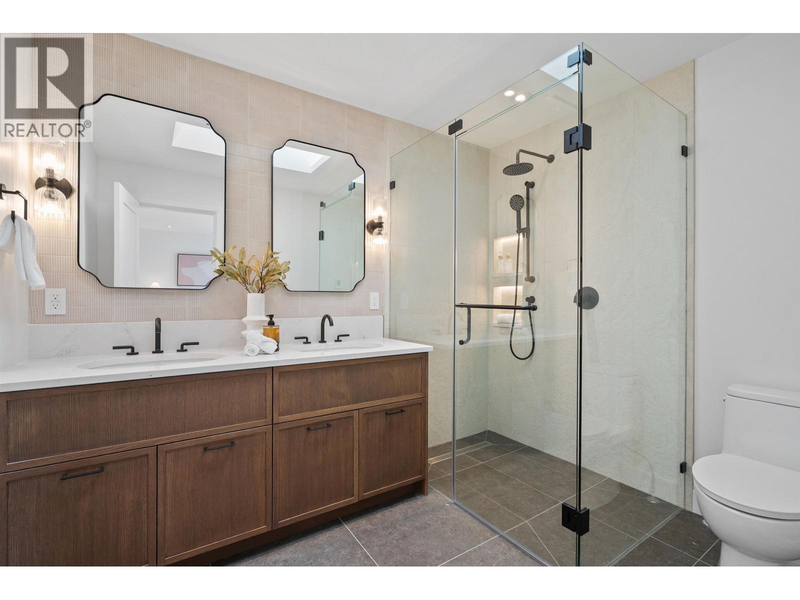 4 1060 Stratford Avenue Property Photo 10