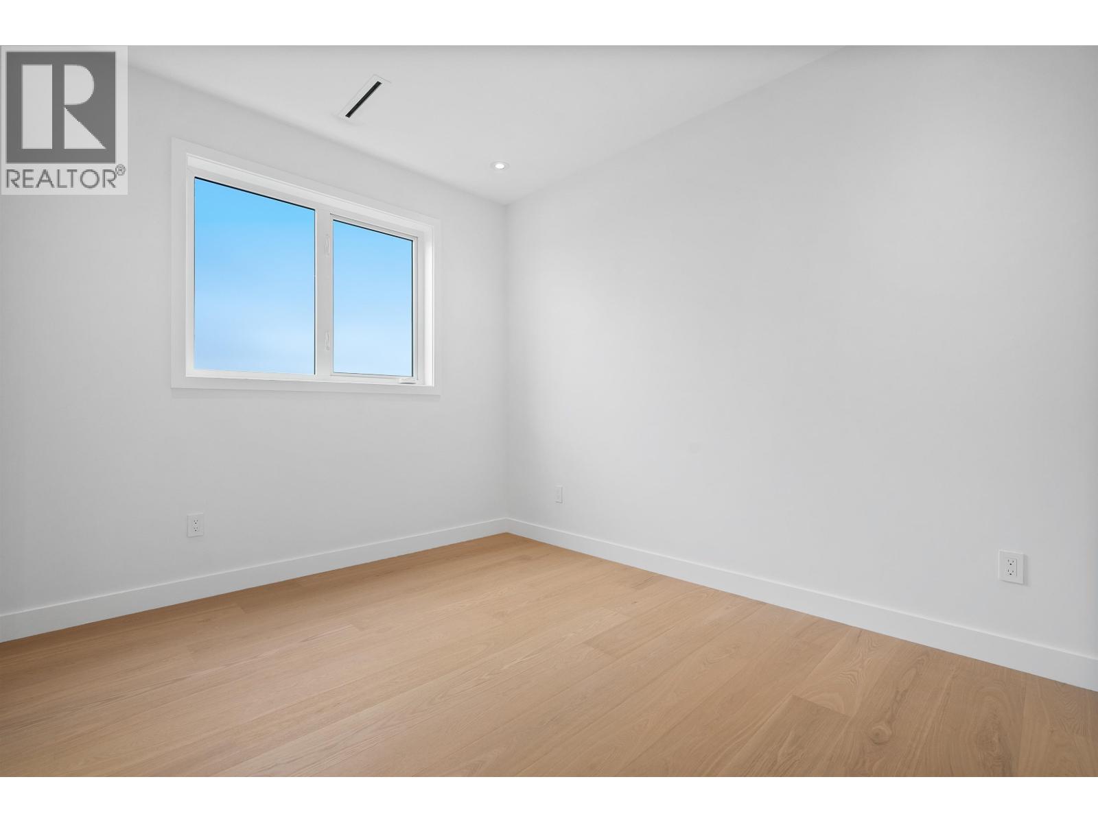 4 1060 Stratford Avenue Property Photo 11