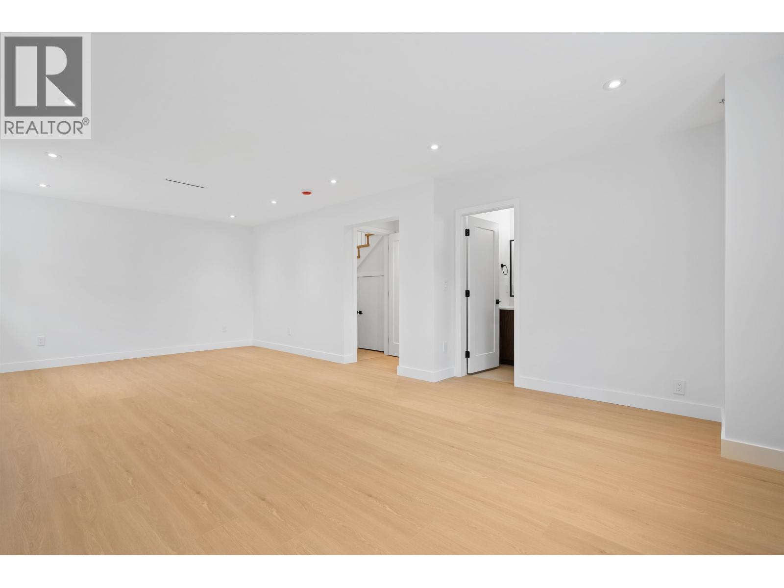 4 1060 Stratford Avenue Property Photo 17