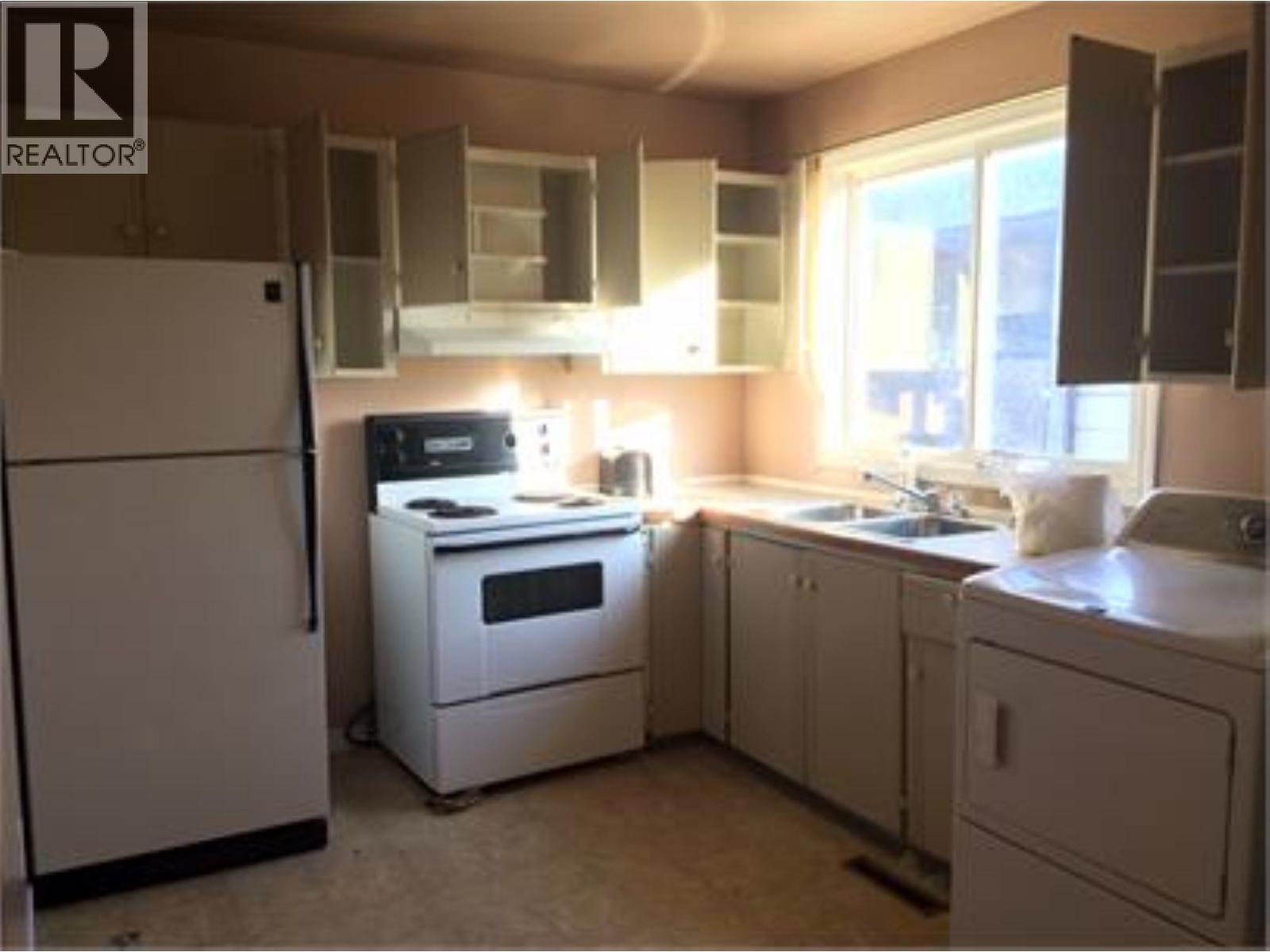 5328 43 Street Property Photo 3