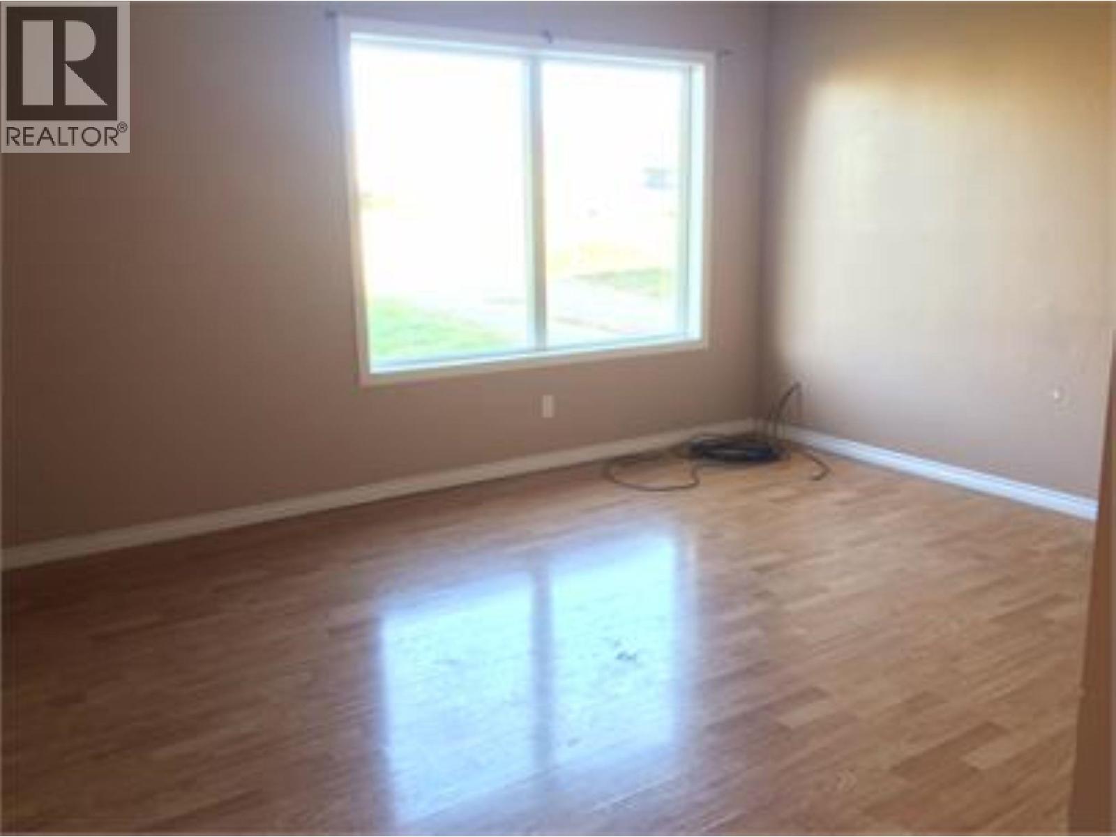 5328 43 Street Property Photo 5