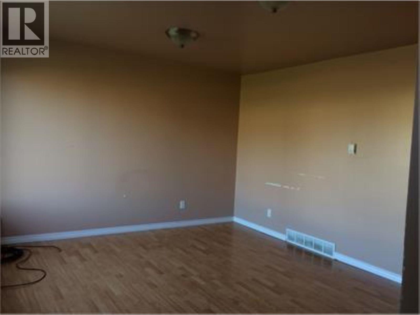 5328 43 Street Property Photo 6