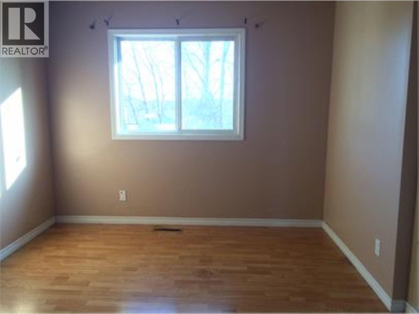 5328 43 Street Property Photo 7