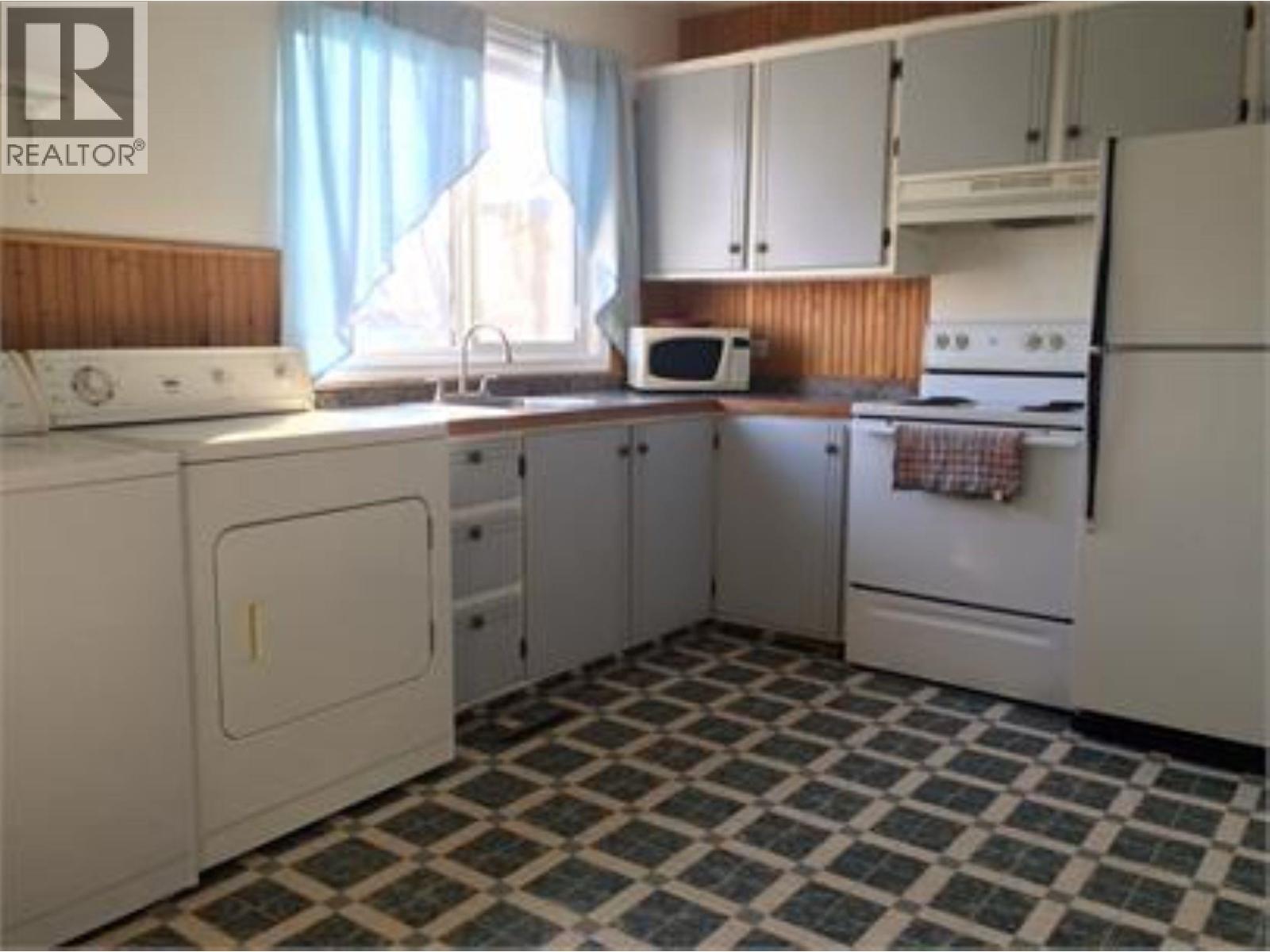 5328 43 Street Property Photo 11