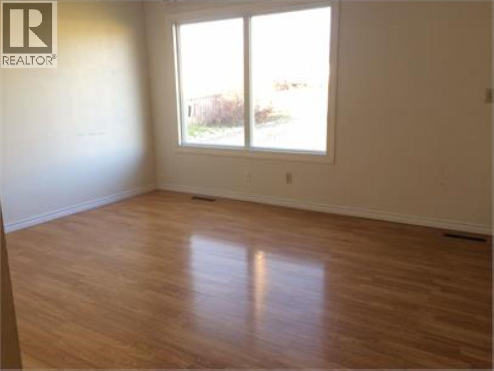 5328 43 Street Property Photo 12