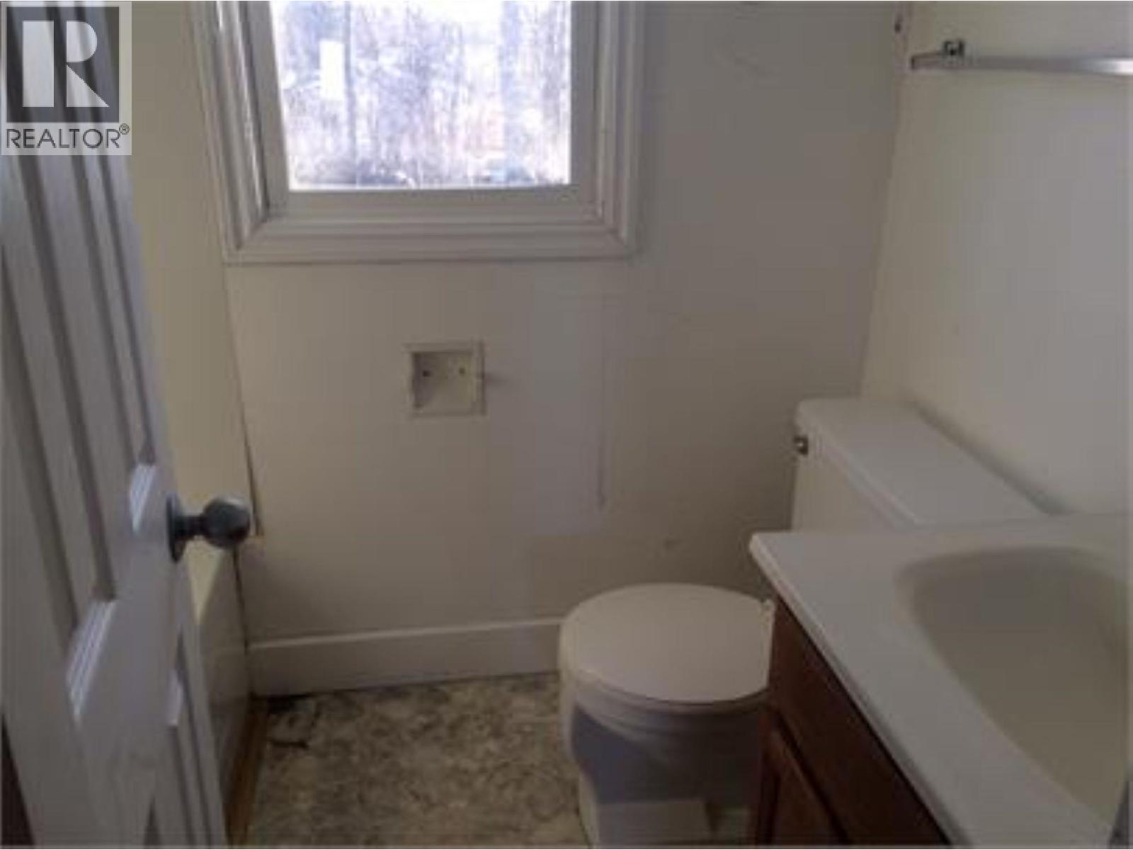 5328 43 Street Property Photo 15