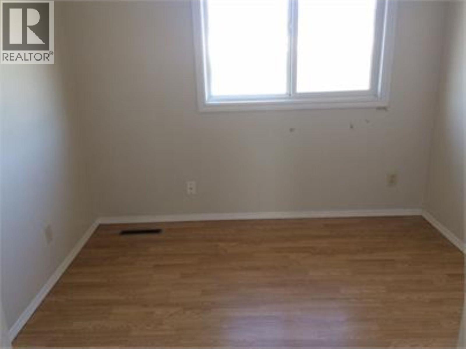 5328 43 Street Property Photo 16