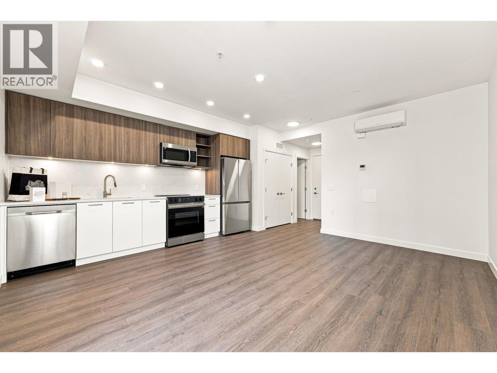 233 82 First Street Property Photo 6
