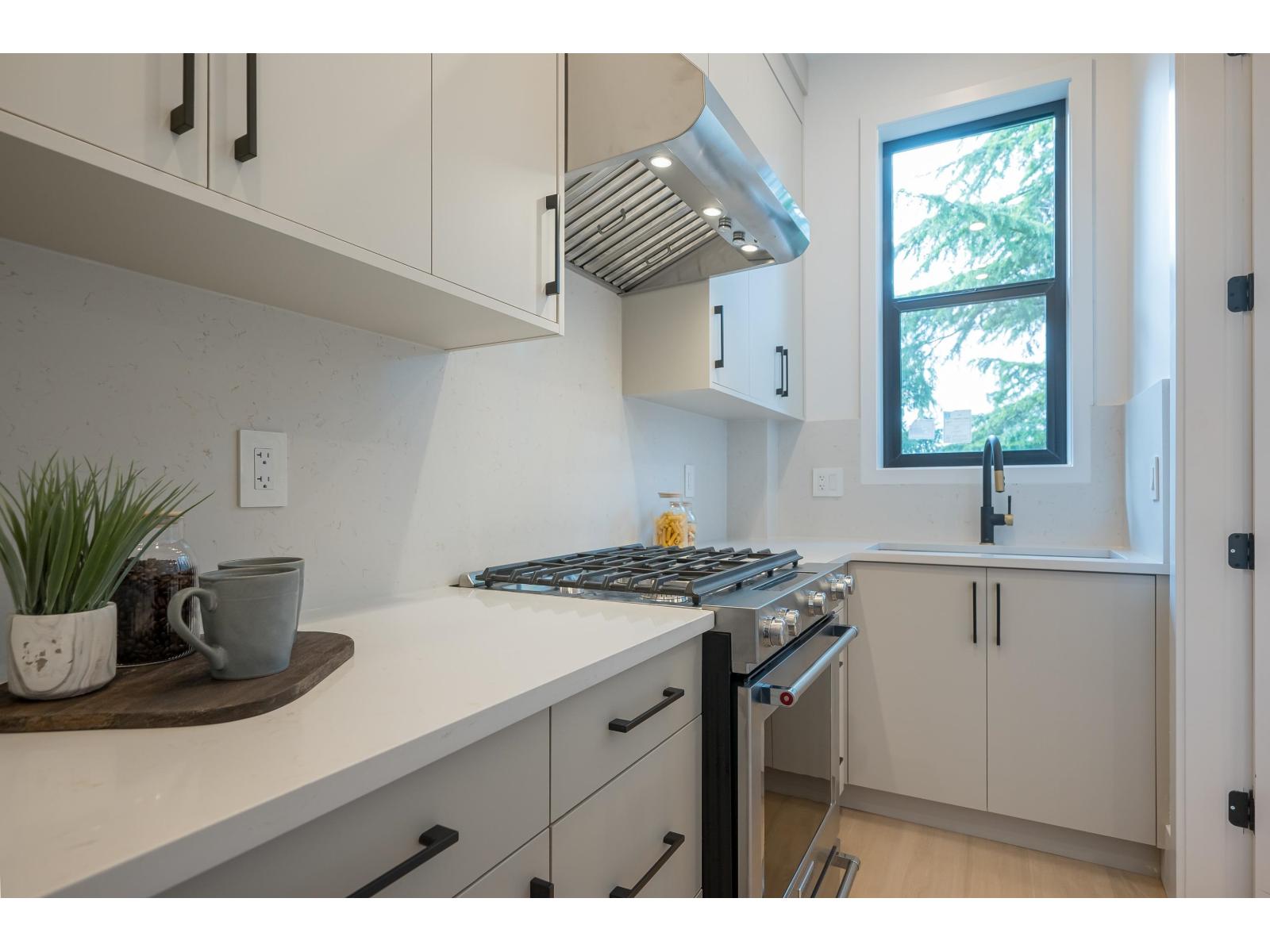 15648 23a Avenue Property Photo 14
