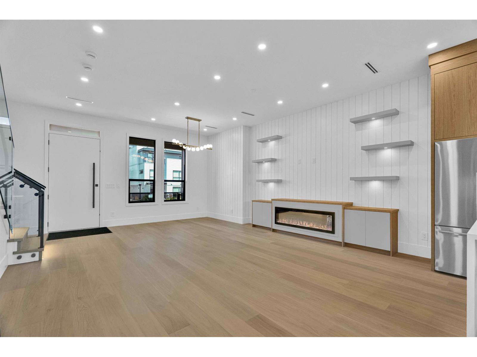 15636 23a Avenue Property Photo 3