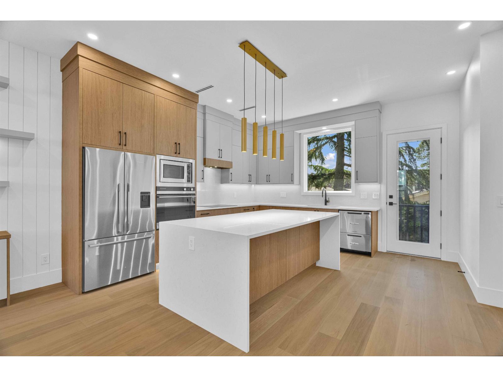 15636 23a Avenue Property Photo 8