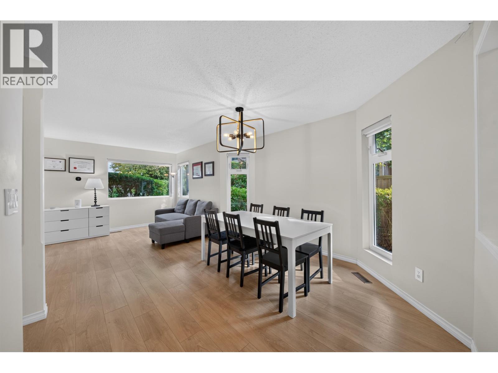 6 5111 Maple Road Property Photo 8