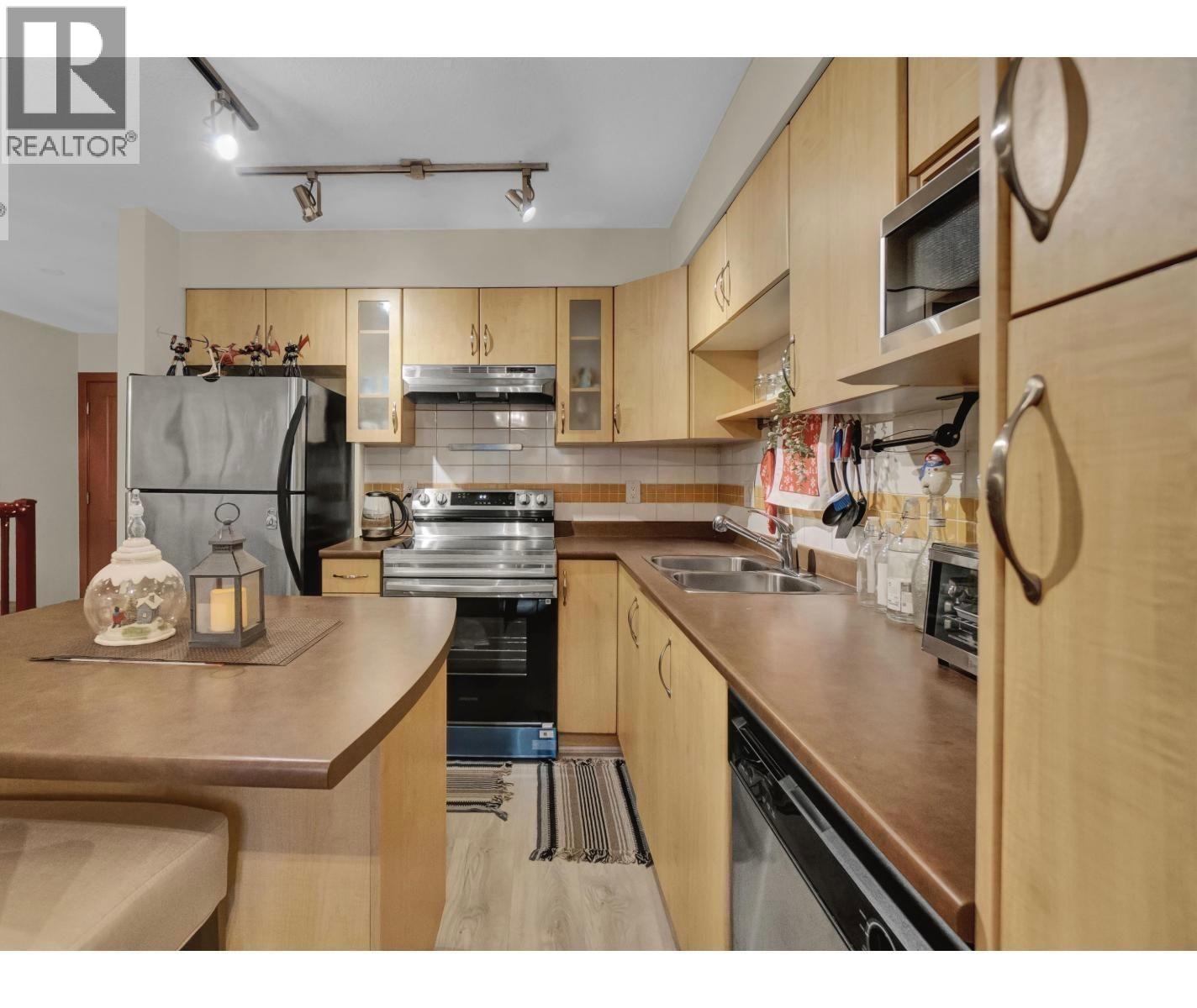 111 160 Shoreline Circle Property Photo 4