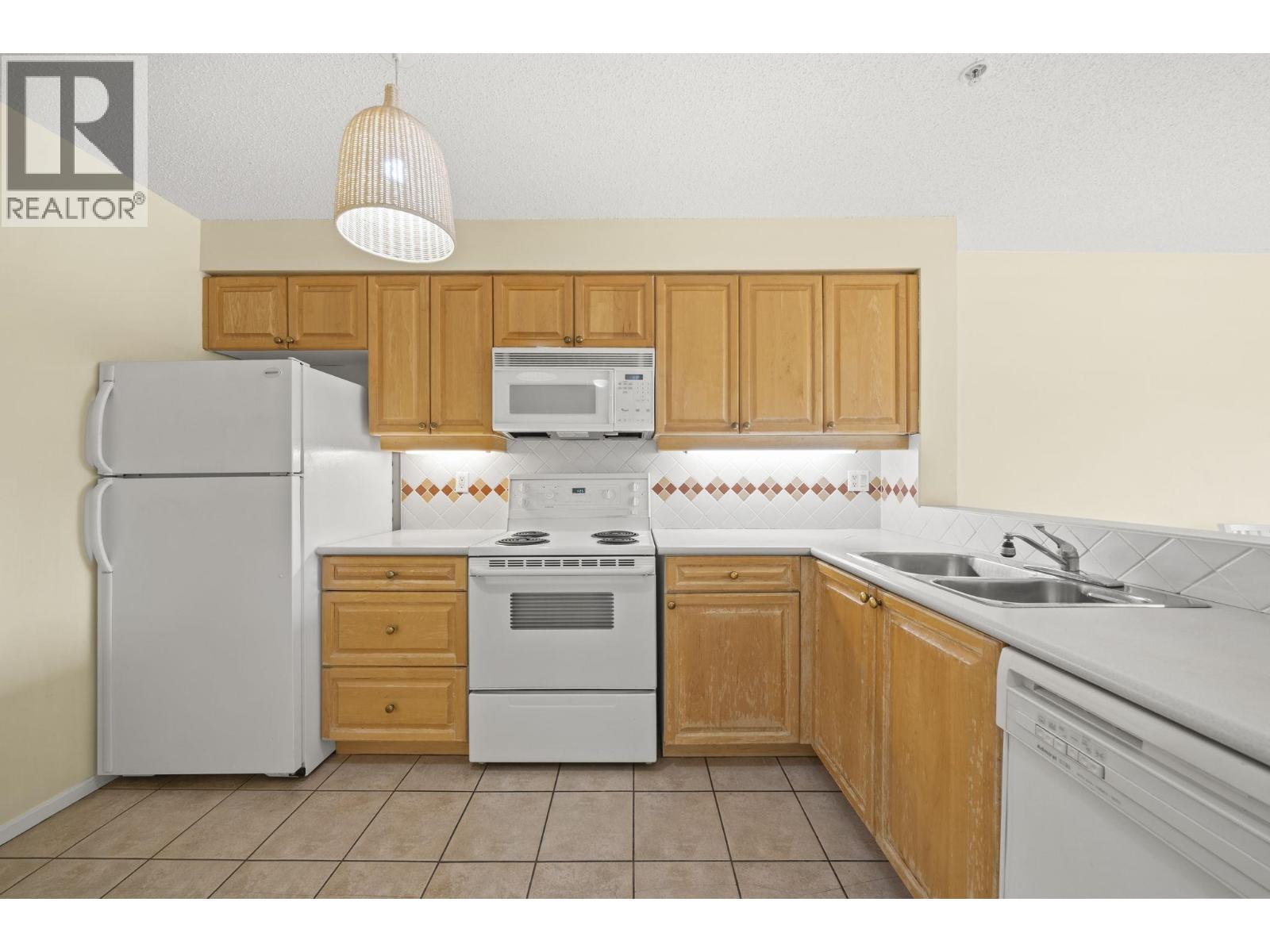 302 5800 Andrews Road Property Photo 6