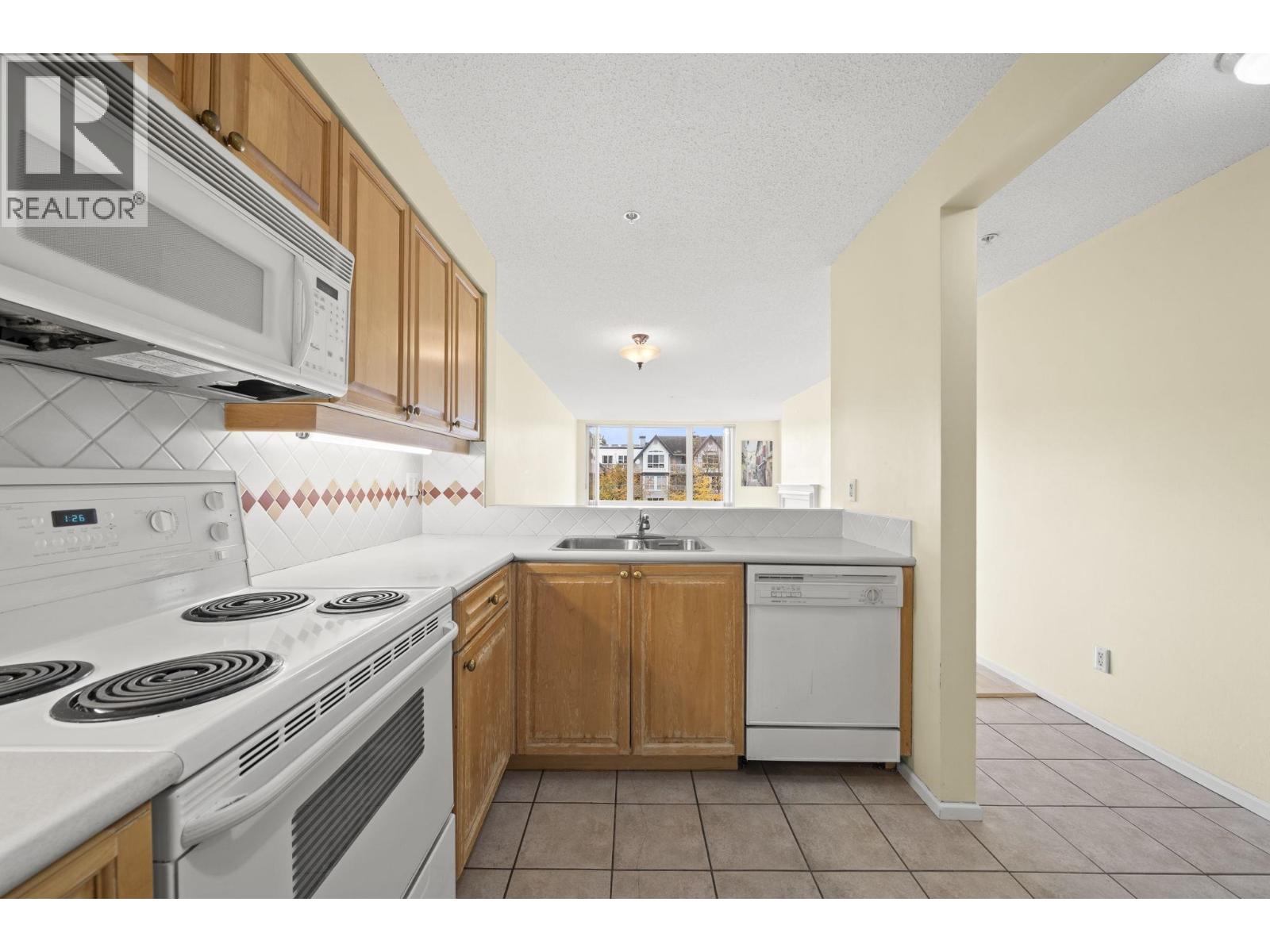 302 5800 Andrews Road Property Photo 8