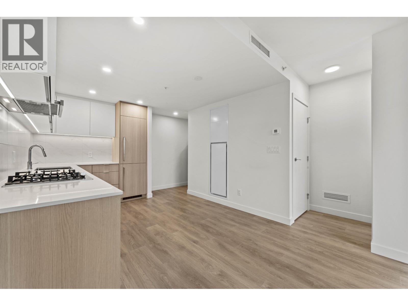 910 308 Alderson Avenue Property Photo 10