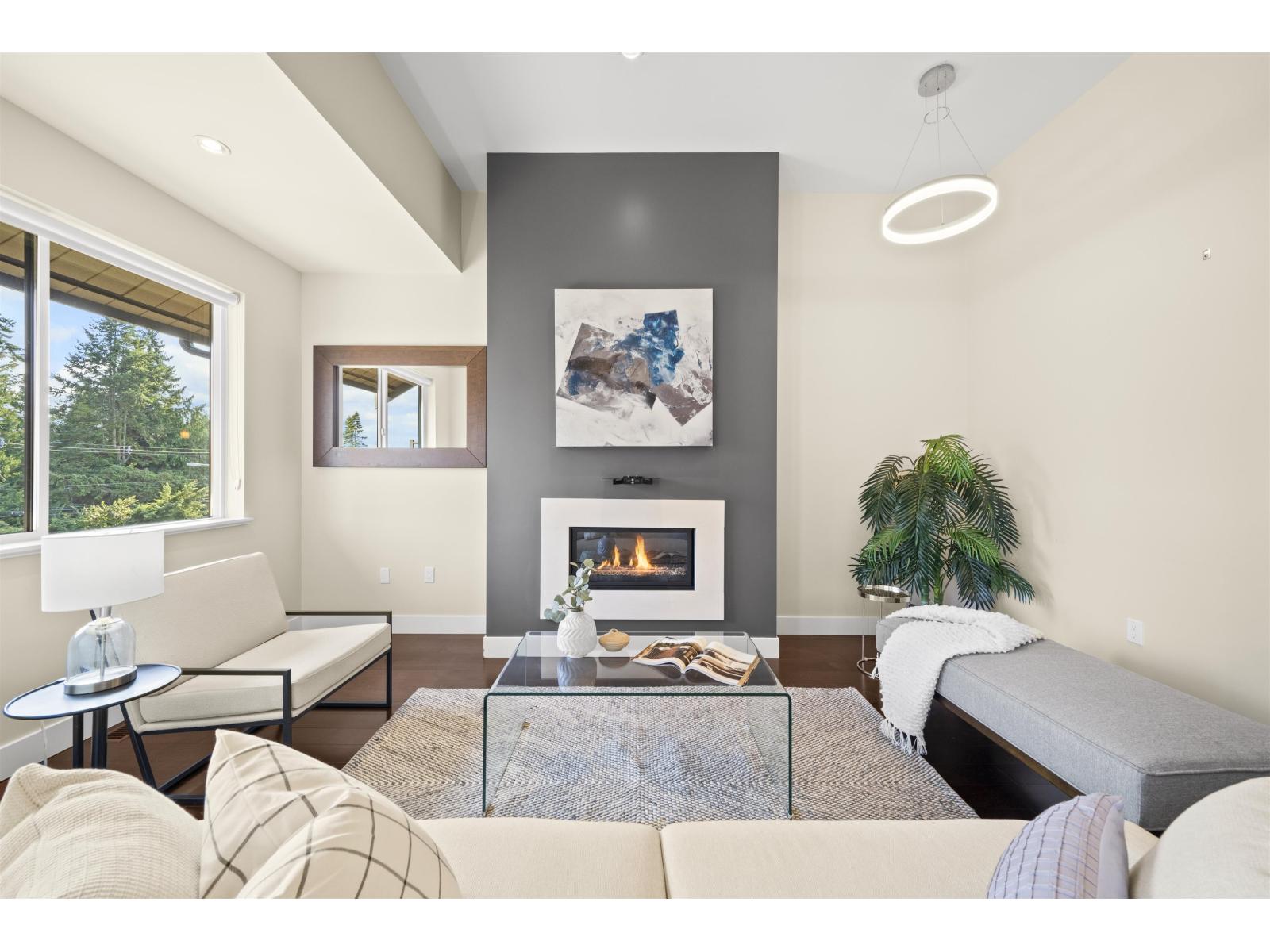 209 13585 16 Avenue Property Photo 5