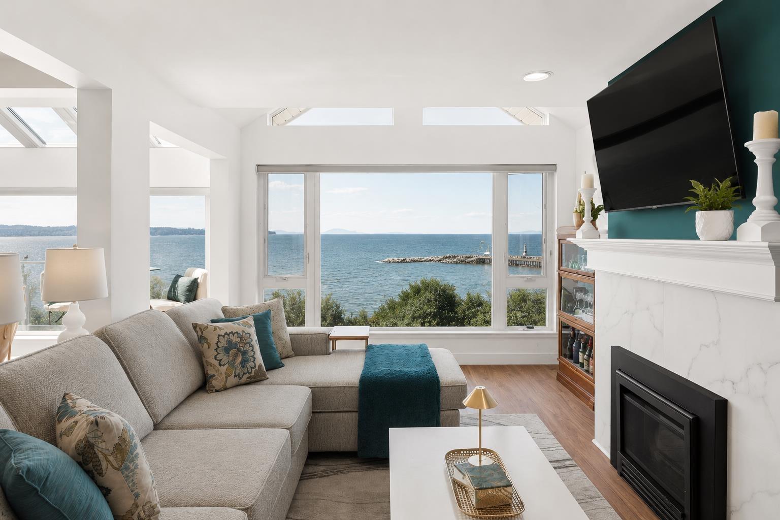 202 15165 Marine Drive Property Photo 2