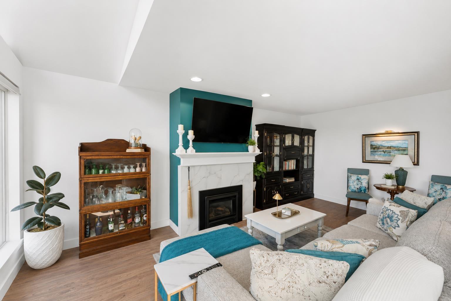 202 15165 Marine Drive Property Photo 5