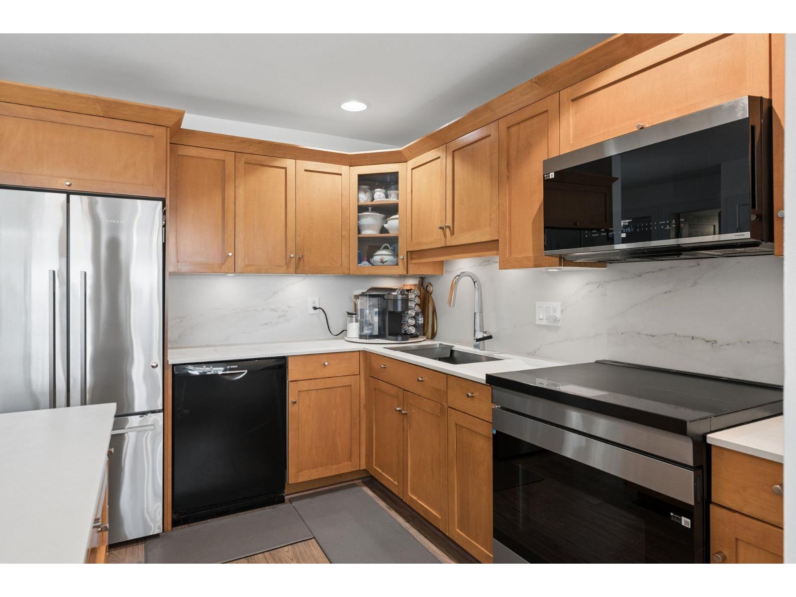 202 15165 Marine Drive Property Photo 21