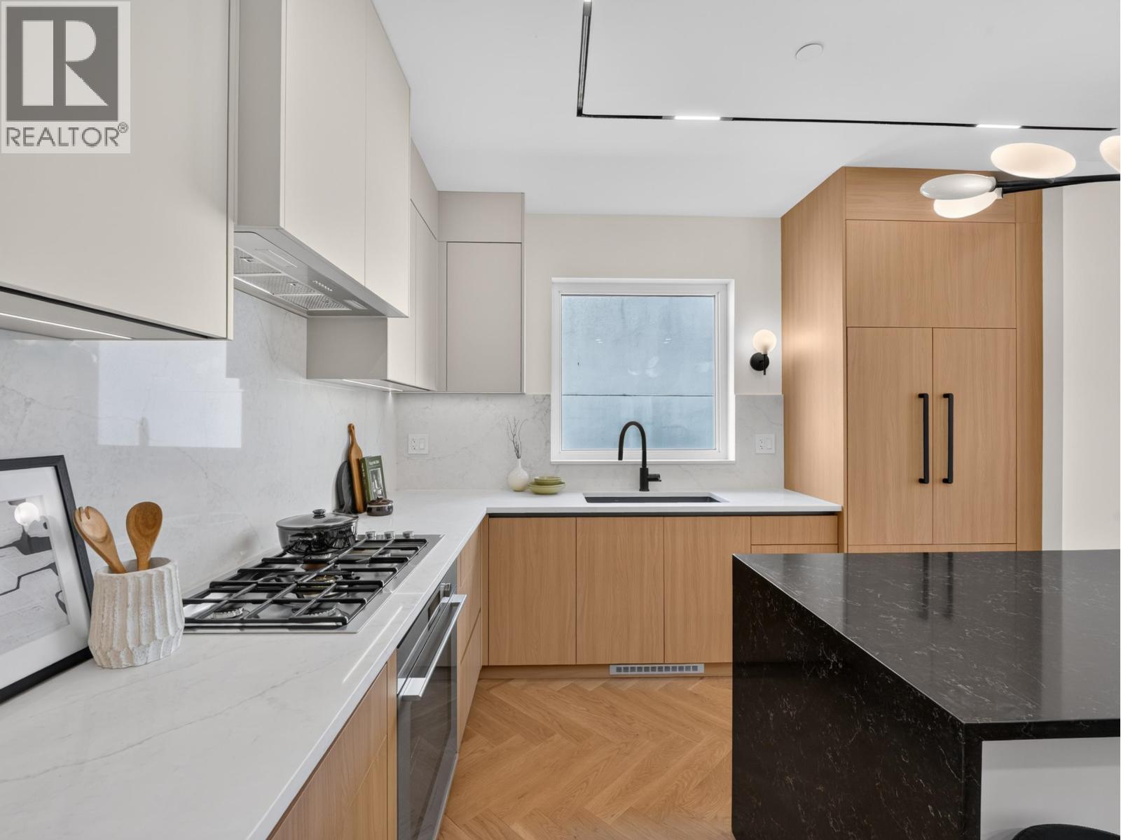 6423 Argyle Avenue Property Photo 11