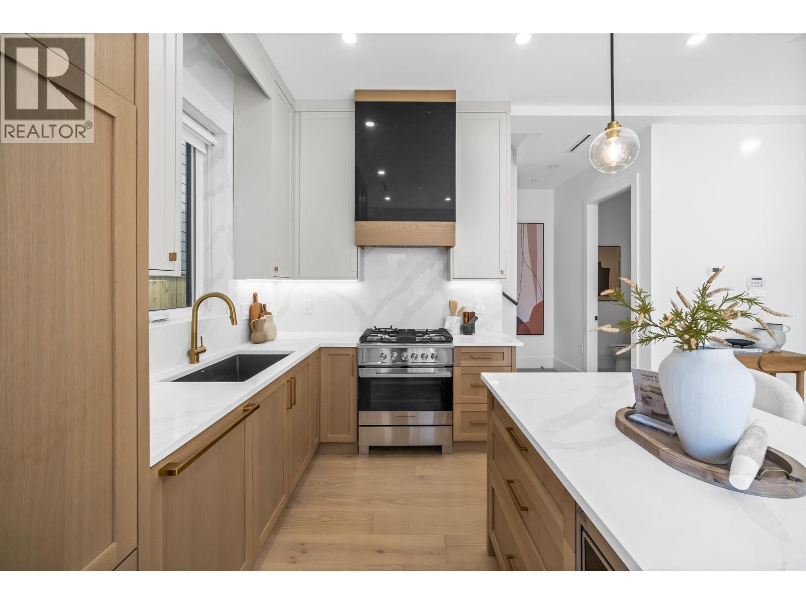 2 2710 Kitchener Street Property Photo 8