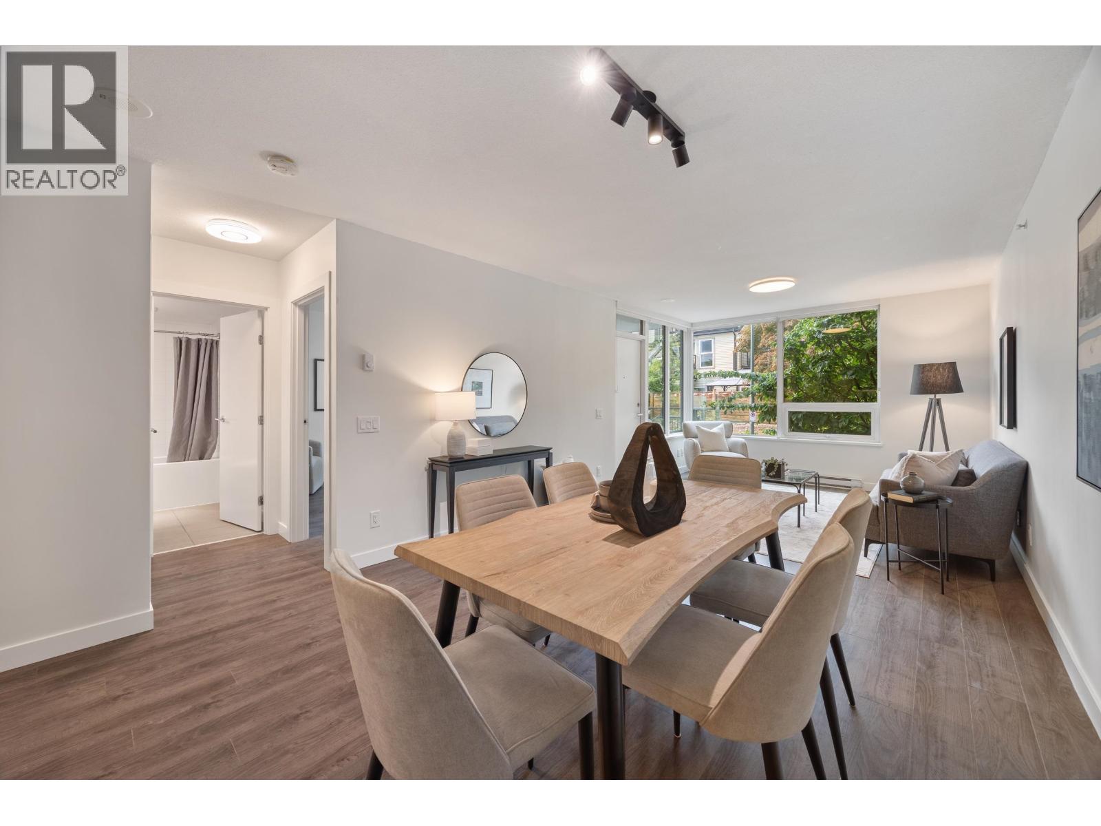 Th2 988 Quayside Drive Property Photo 2