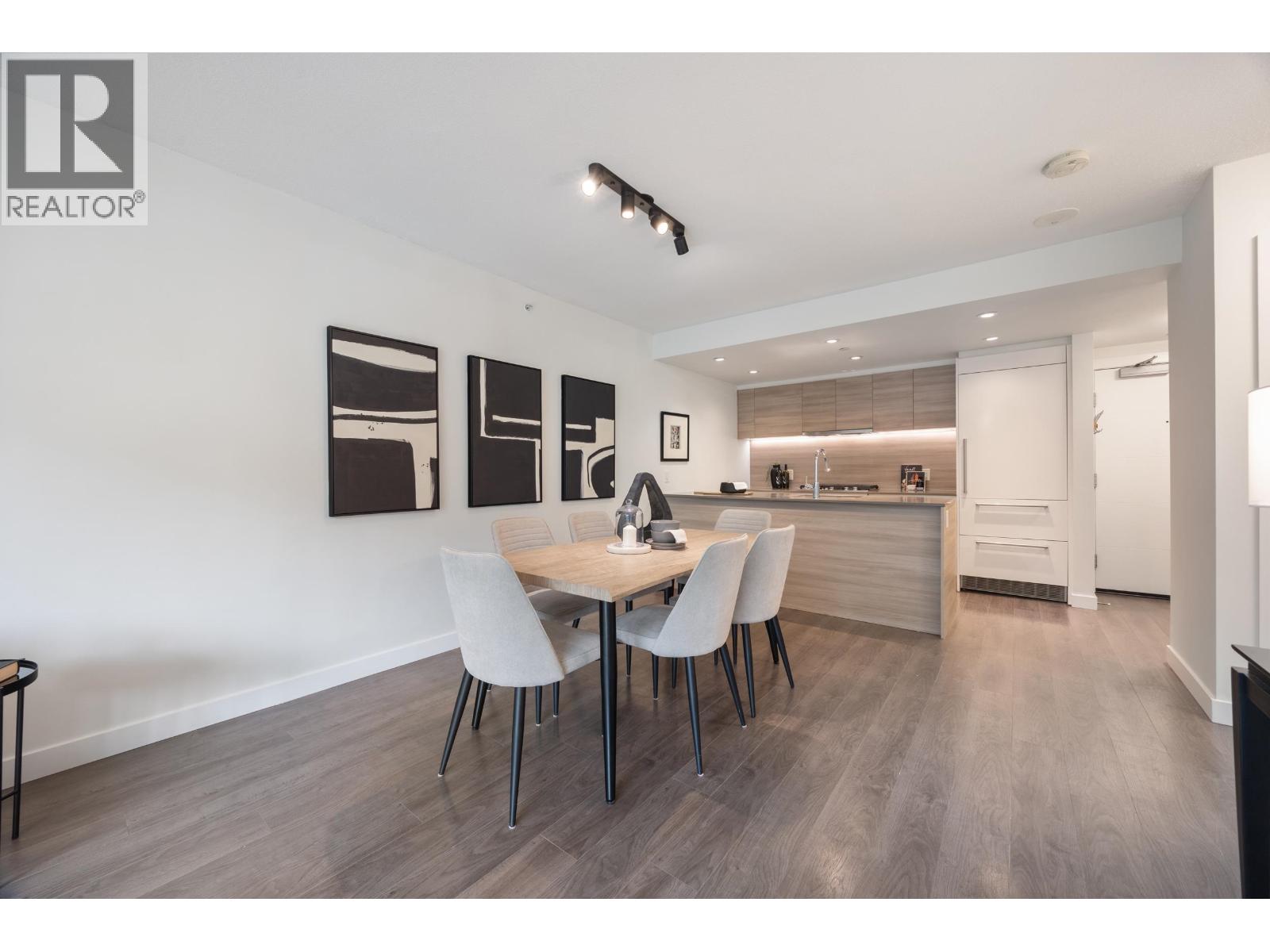 Th2 988 Quayside Drive Property Photo 4