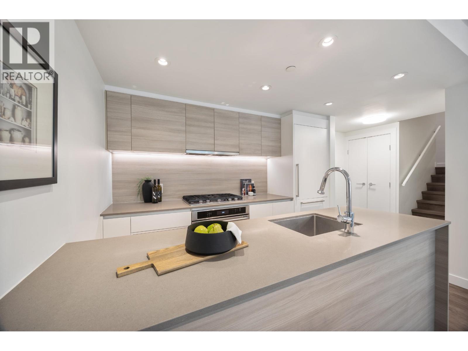 Th2 988 Quayside Drive Property Photo 8