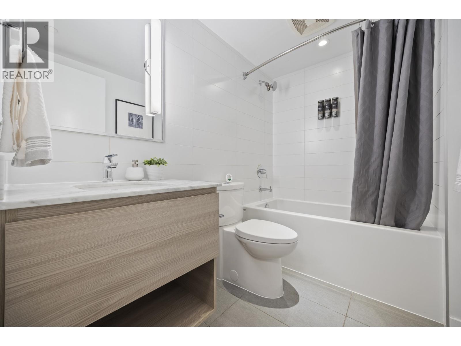 Th2 988 Quayside Drive Property Photo 12