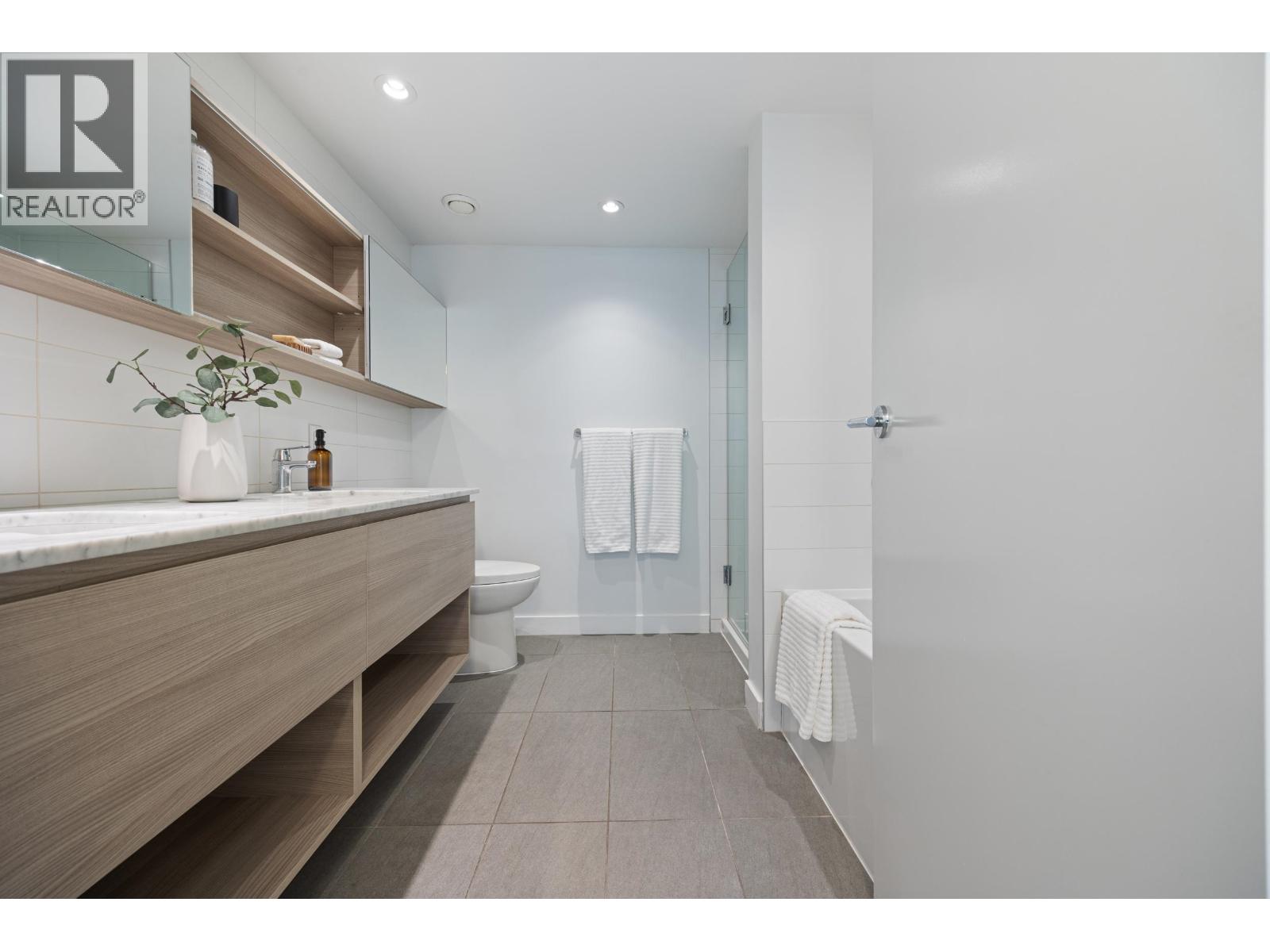 Th2 988 Quayside Drive Property Photo 18