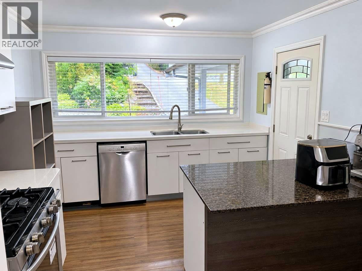 1665 Queens Ave Avenue Property Photo 4