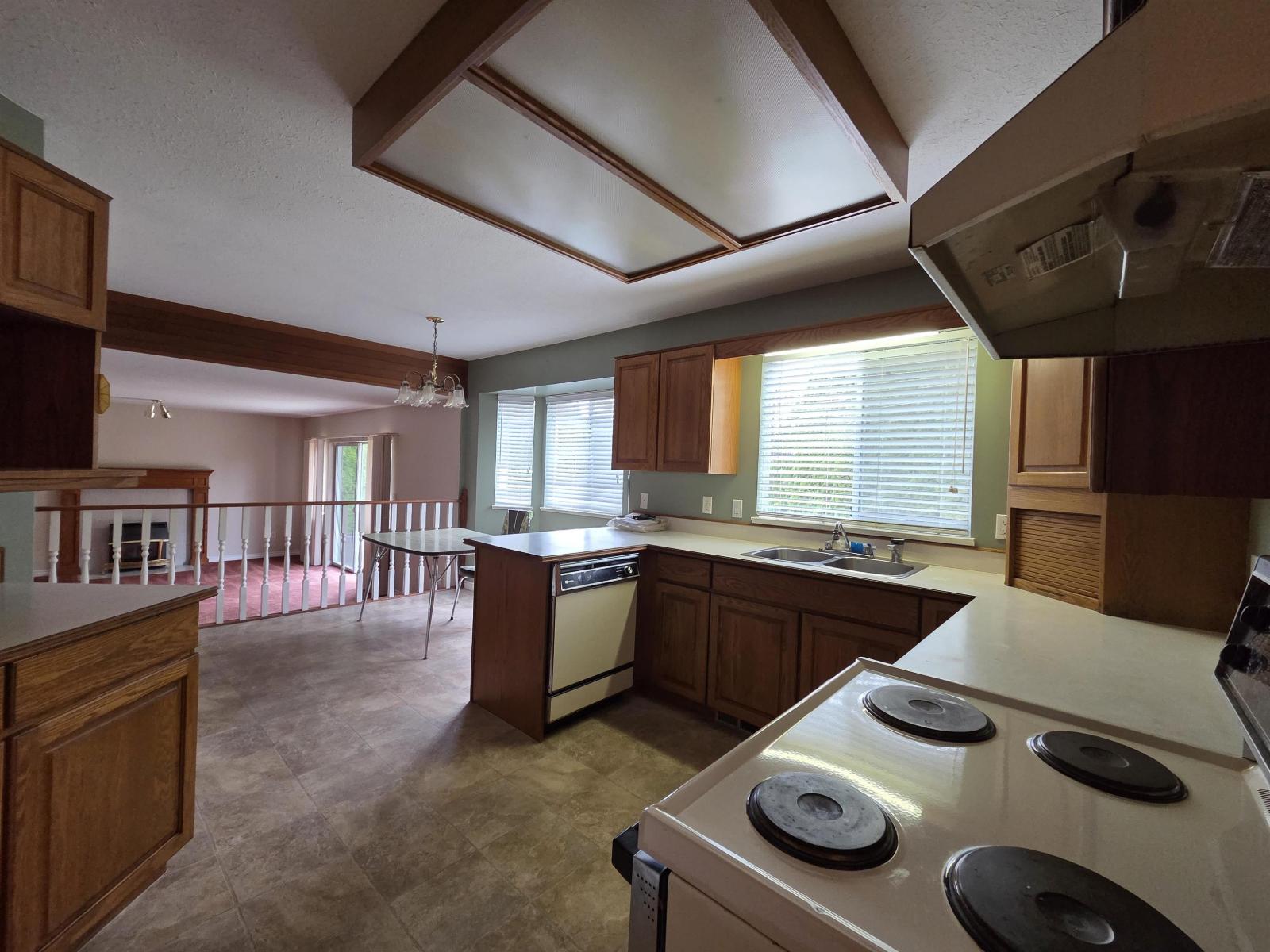 6594 179 Street Property Photo 6