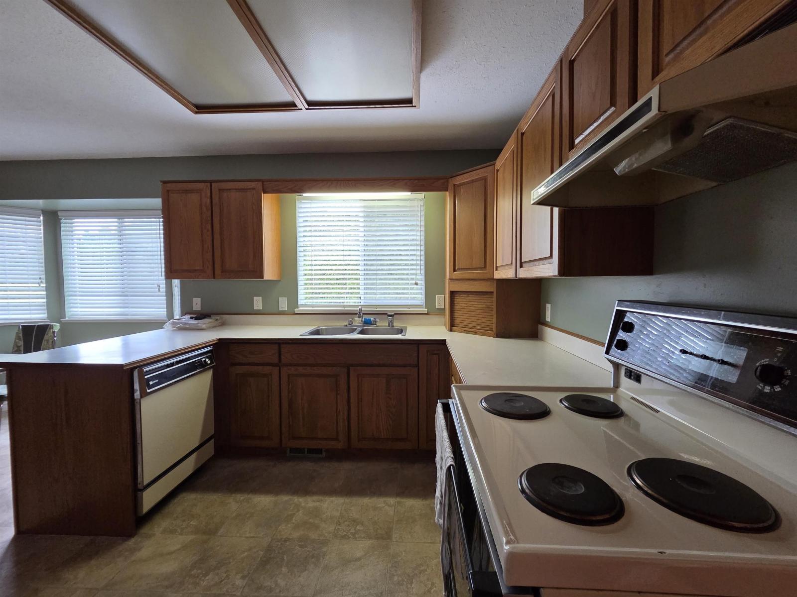 6594 179 Street Property Photo 7