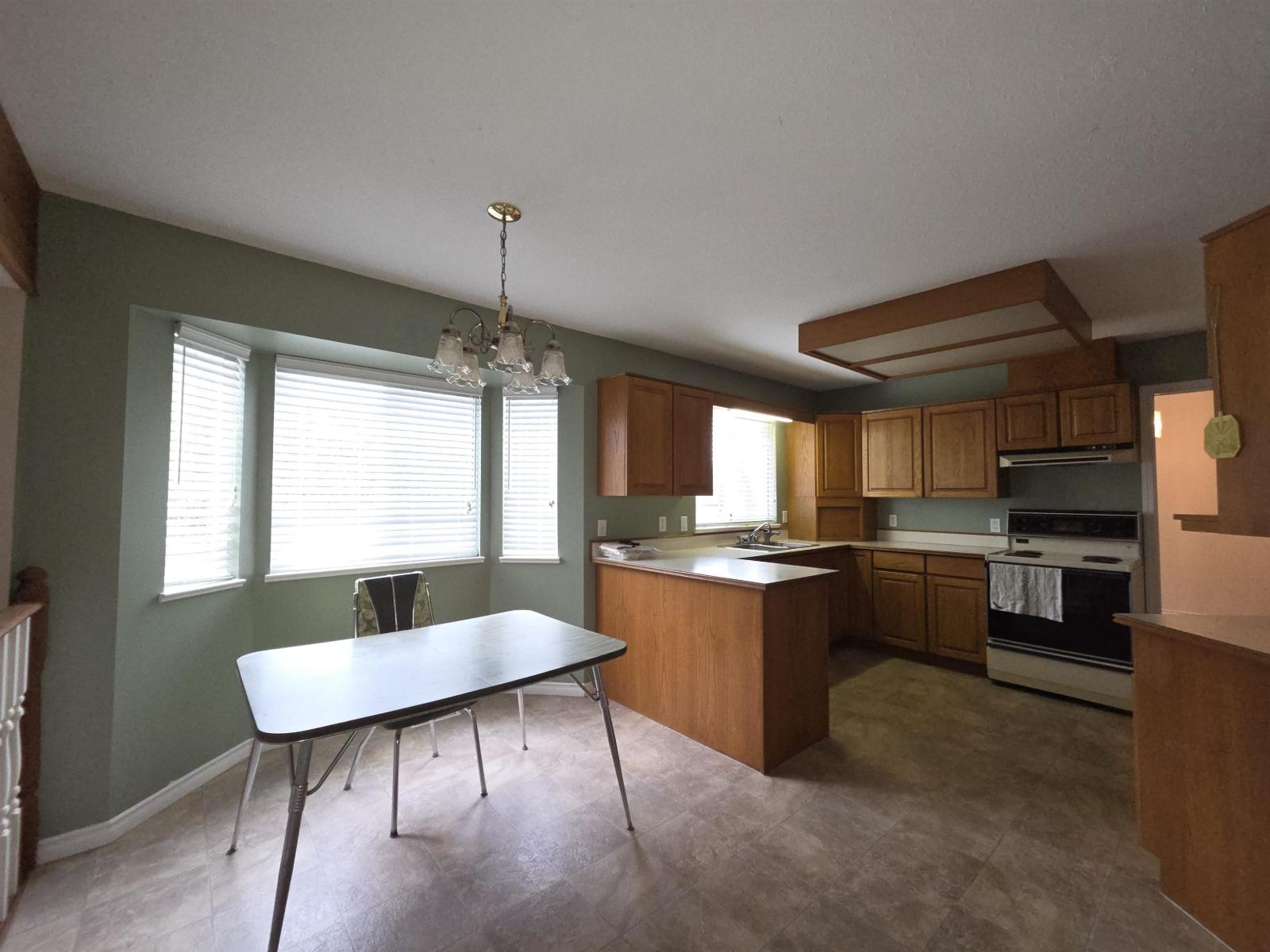 6594 179 Street Property Photo 9