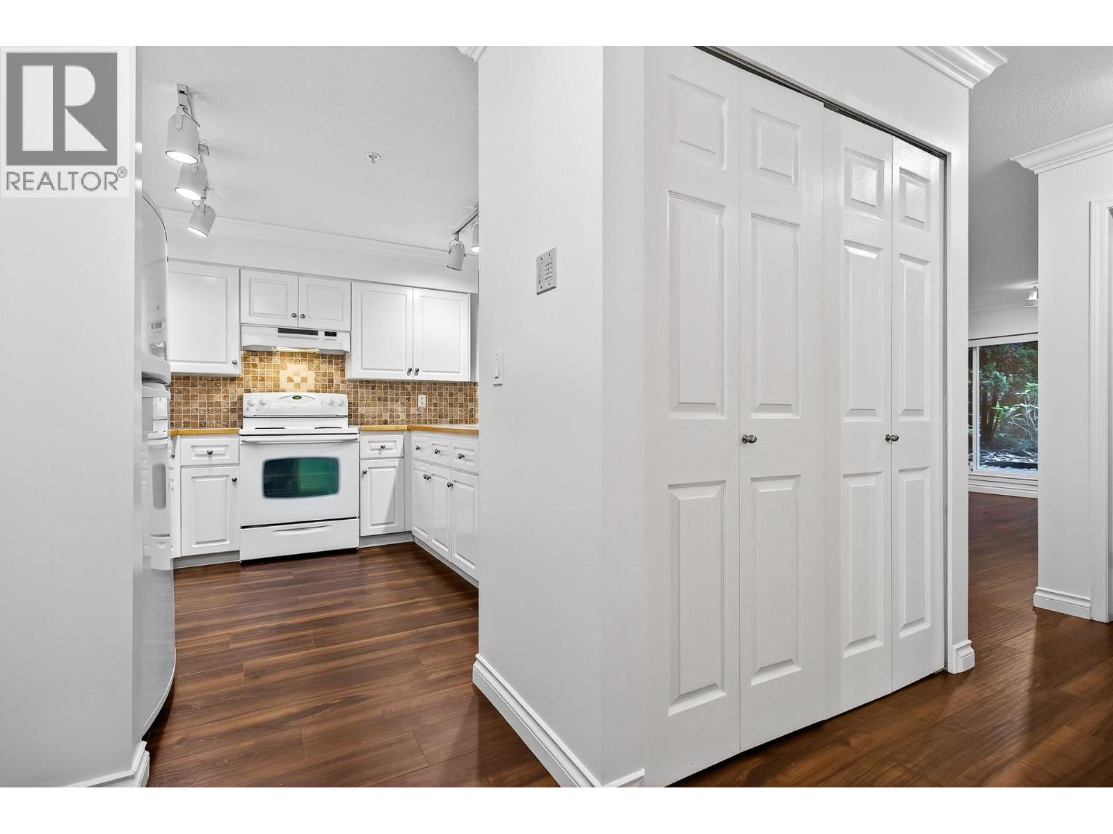 107 1215 Pacific Street Property Photo 5