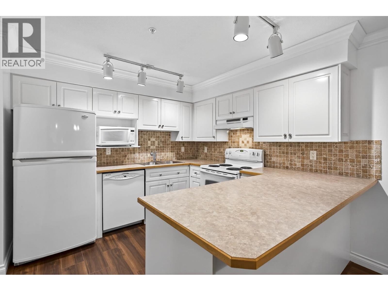 107 1215 Pacific Street Property Photo 9