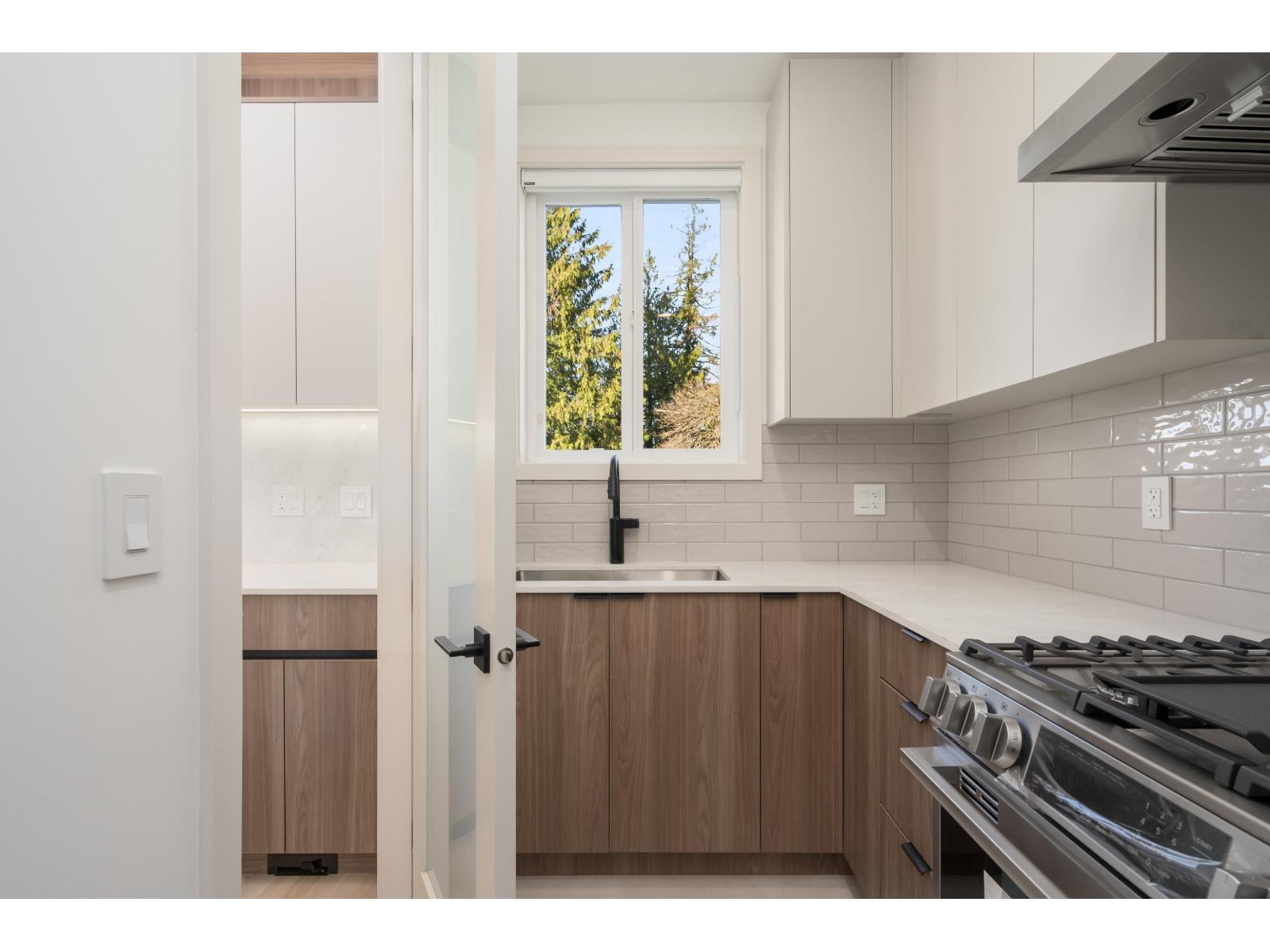 102 14753 111a Avenue Property Photo 8